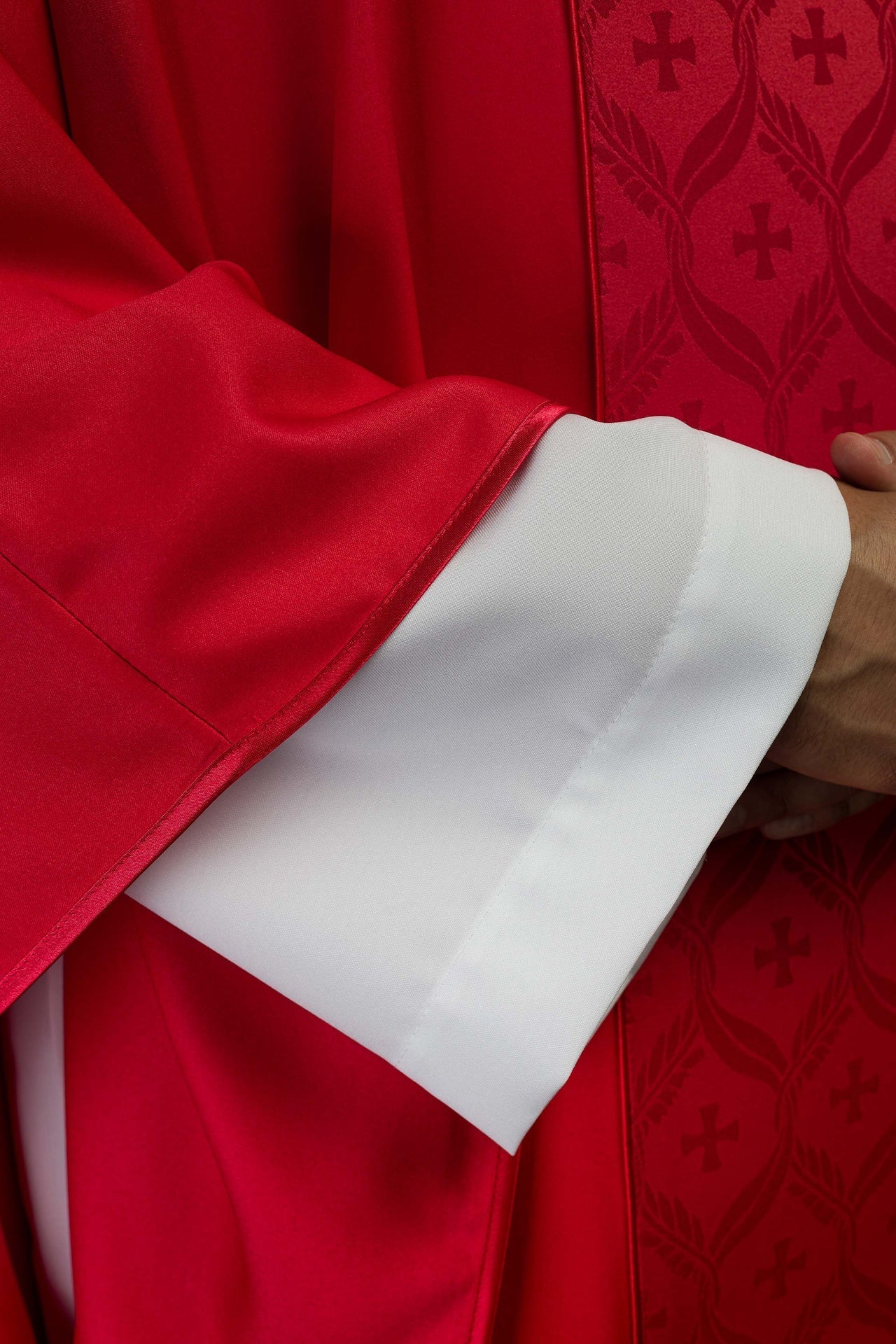 Ornat Czerwony z Żakardowym Pasem Krzyże - Szaty Liturgiczne - SZATYLITURGICZNE.PL
