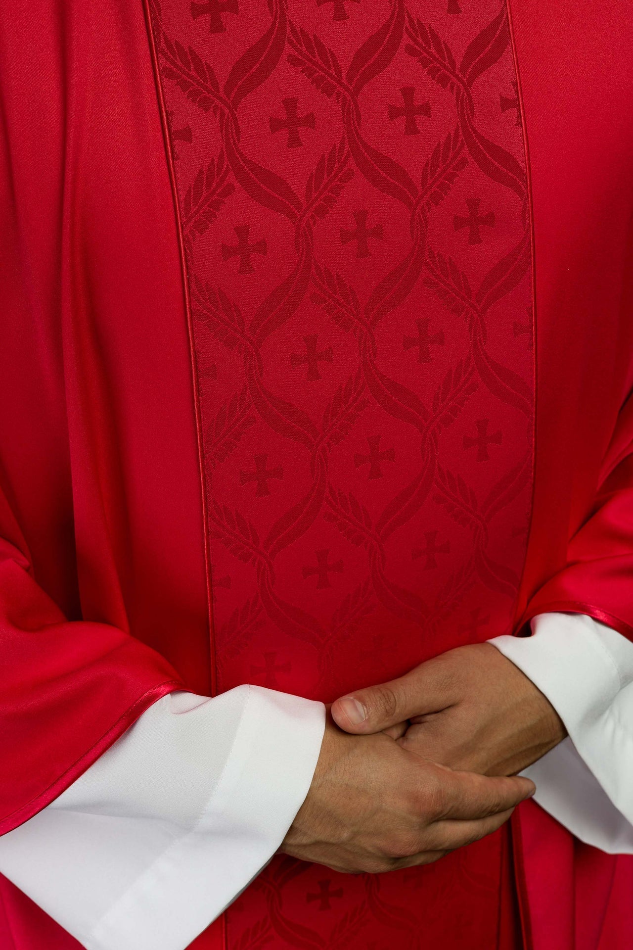 Ornat Czerwony z Żakardowym Pasem Krzyże - Szaty Liturgiczne - SZATYLITURGICZNE.PL