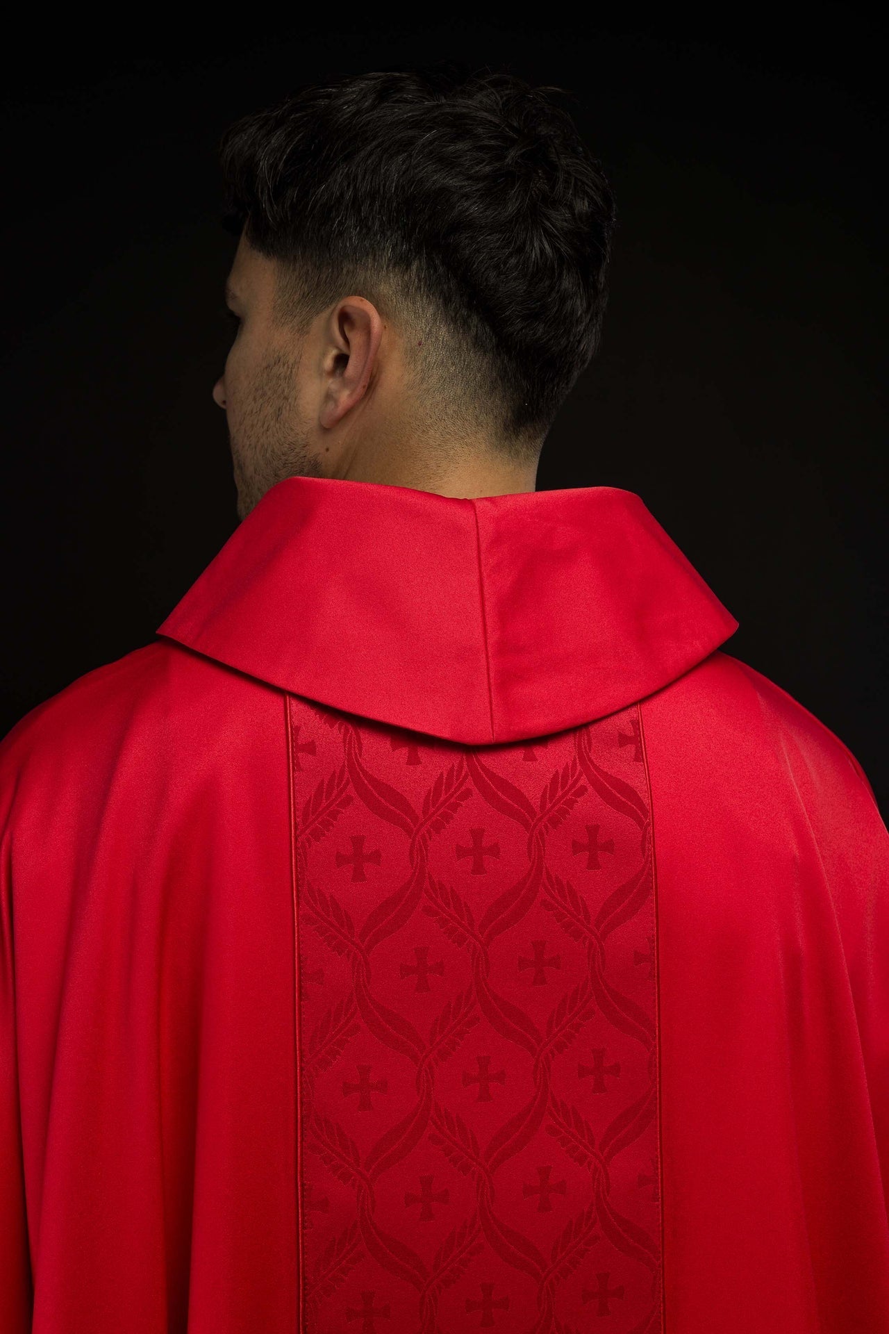 Ornat Czerwony z Żakardowym Pasem Krzyże - Szaty Liturgiczne - SZATYLITURGICZNE.PL
