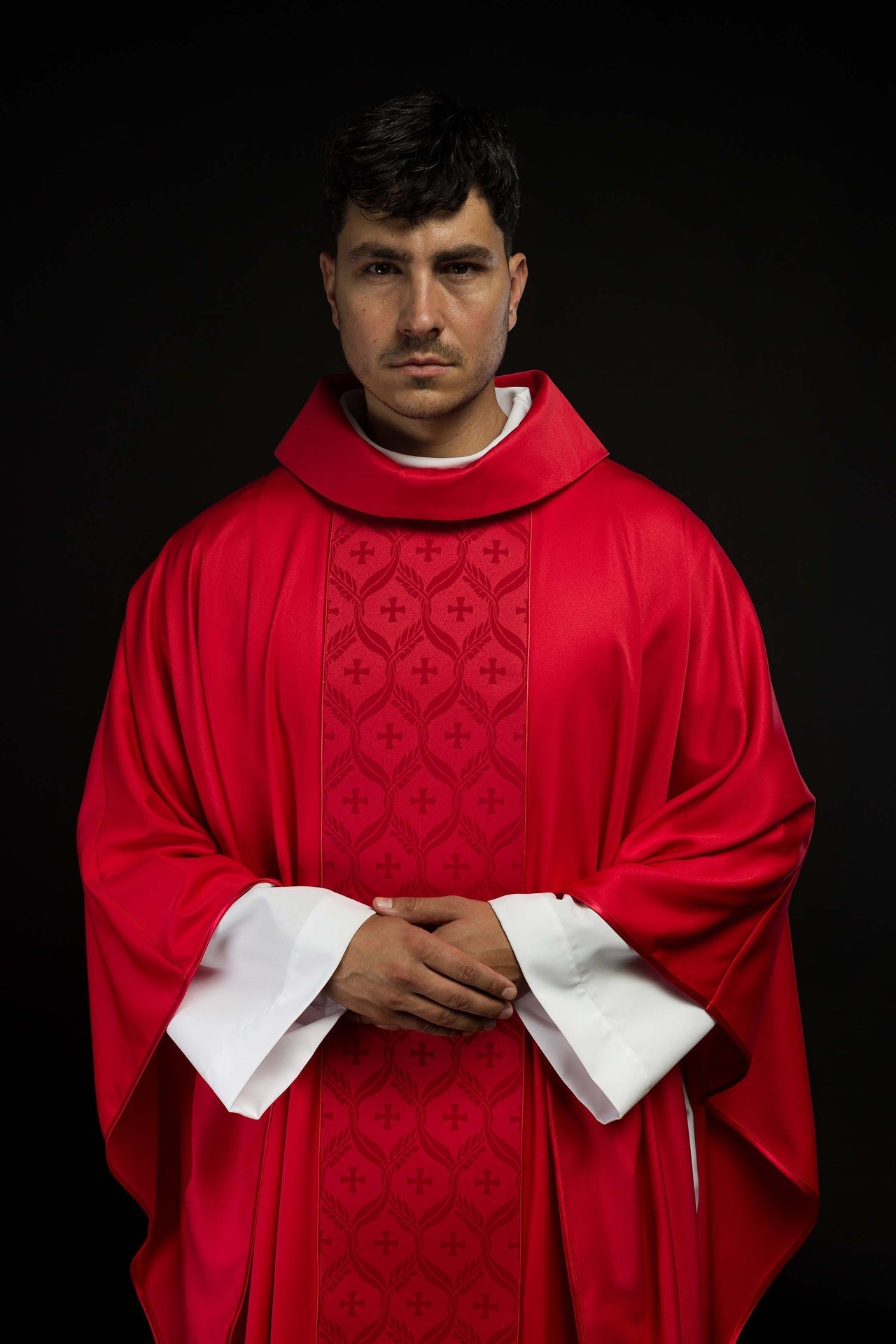 Ornat Czerwony z Żakardowym Pasem Krzyże - Szaty Liturgiczne - SZATYLITURGICZNE.PL
