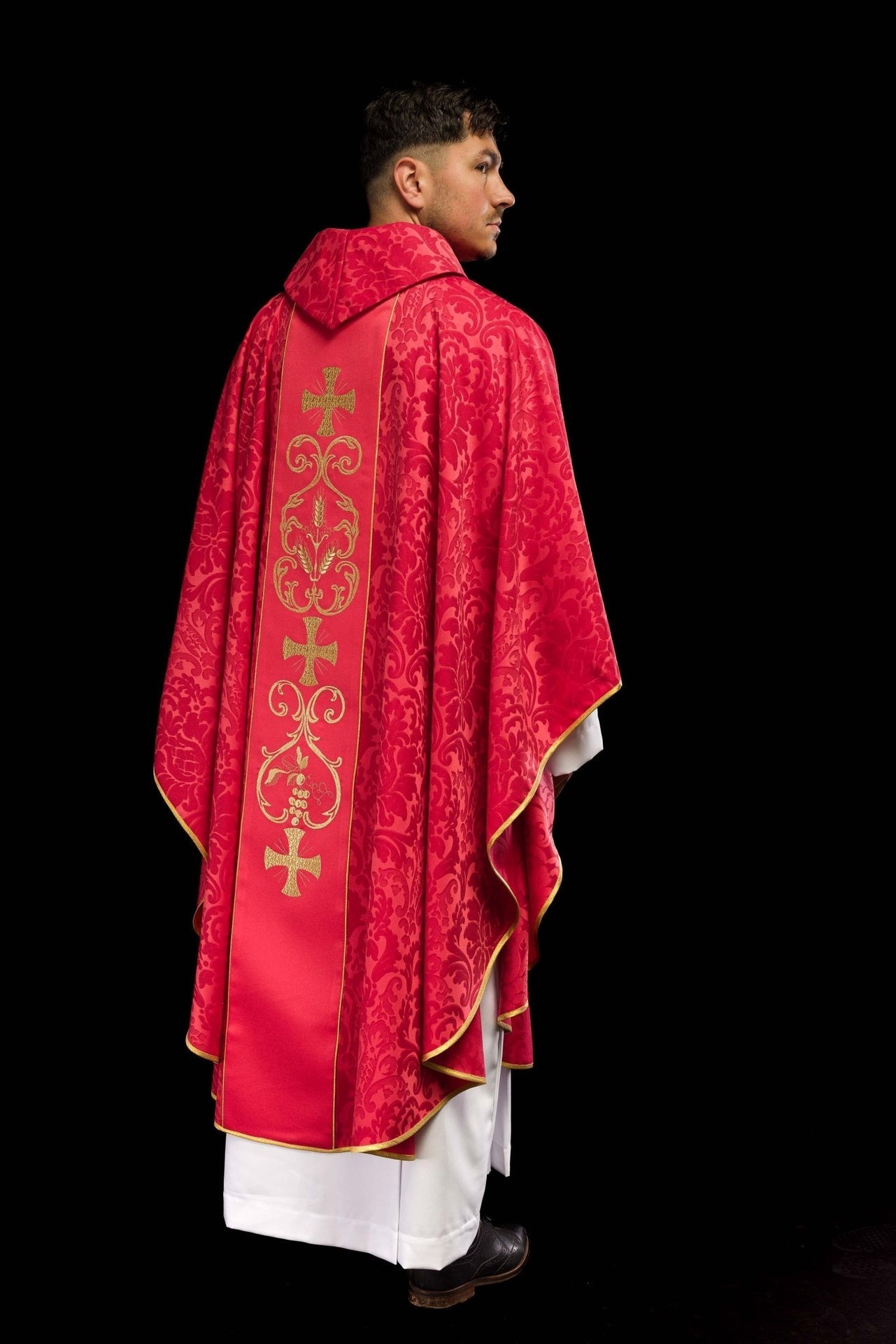 Ornat Czerwony Żakardowy z Haftowanym Pasem i Stułą - SZATYLITURGICZNE.PL