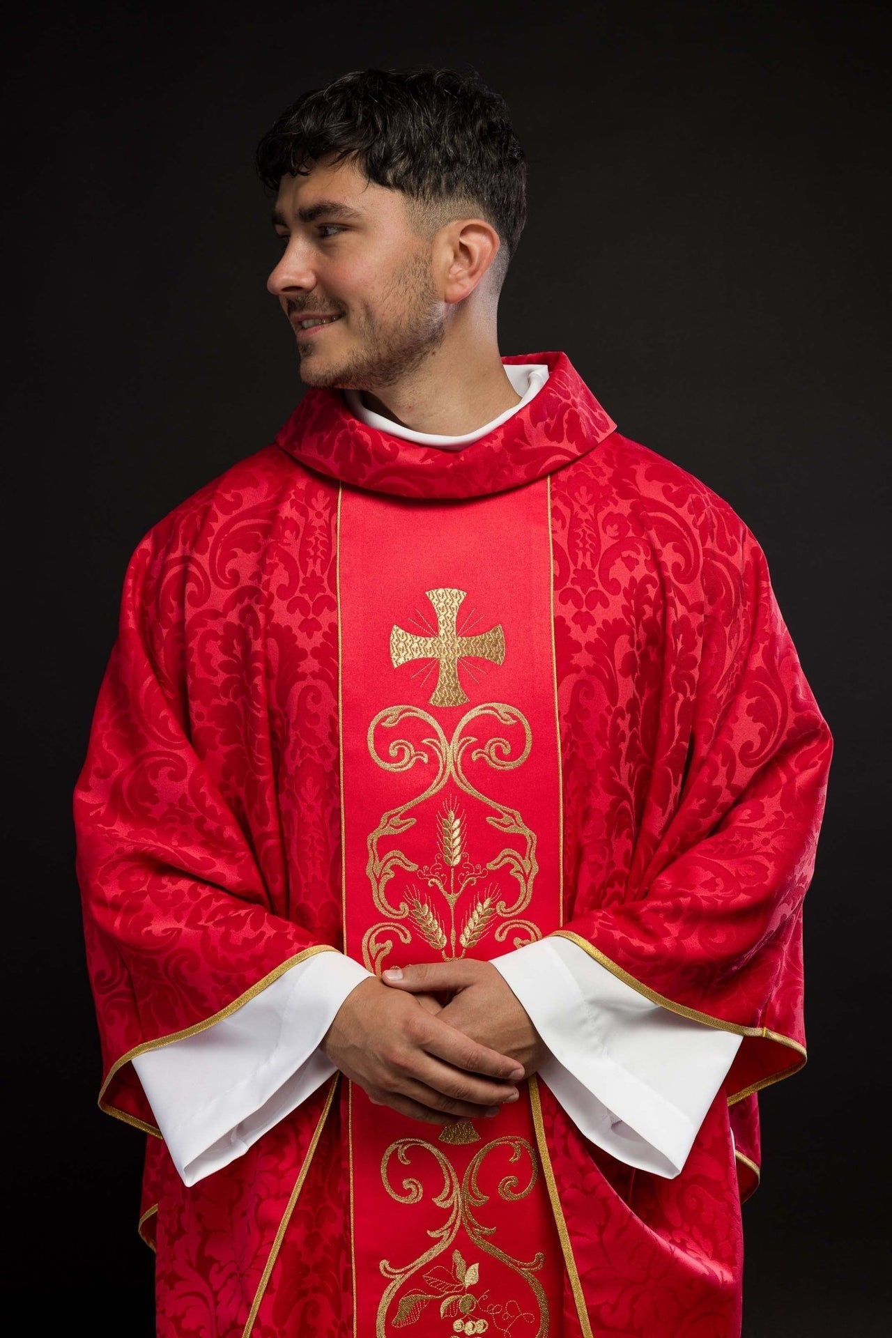 Ornat Czerwony Żakardowy z Haftowanym Pasem i Stułą - SZATYLITURGICZNE.PL