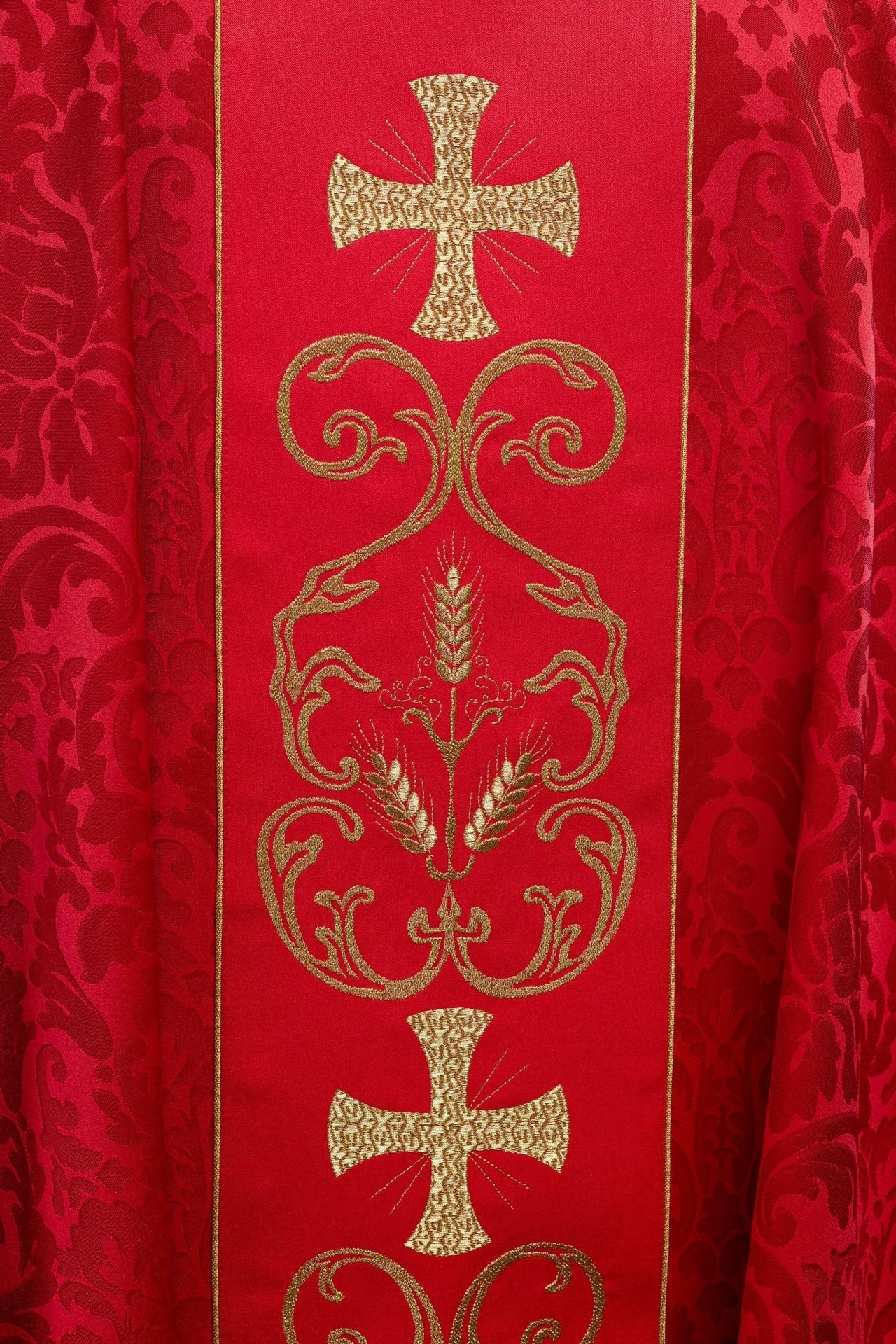 Ornat Czerwony Żakardowy z Haftowanym Pasem i Stułą - SZATYLITURGICZNE.PL