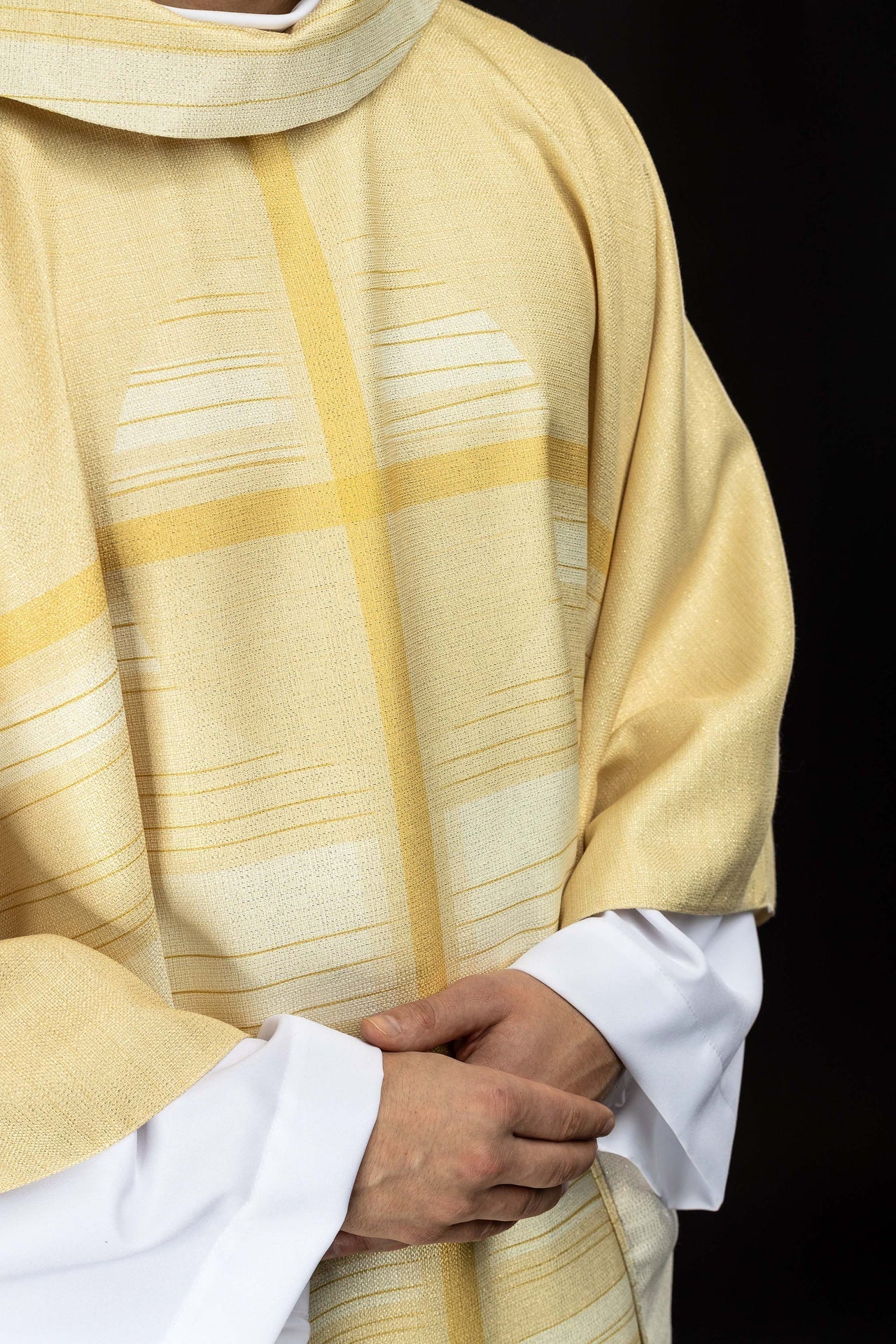 Ornat drukowany ecru z motywem krzyża - SZATYLITURGICZNE.PL