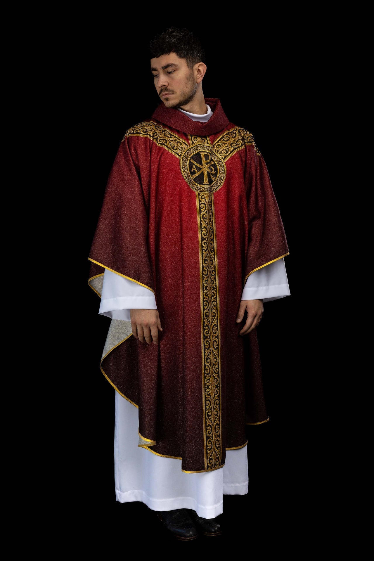 Ornat drukowany Pax czerwony z bogatym złotym zdobieniem - SZATYLITURGICZNE.PL