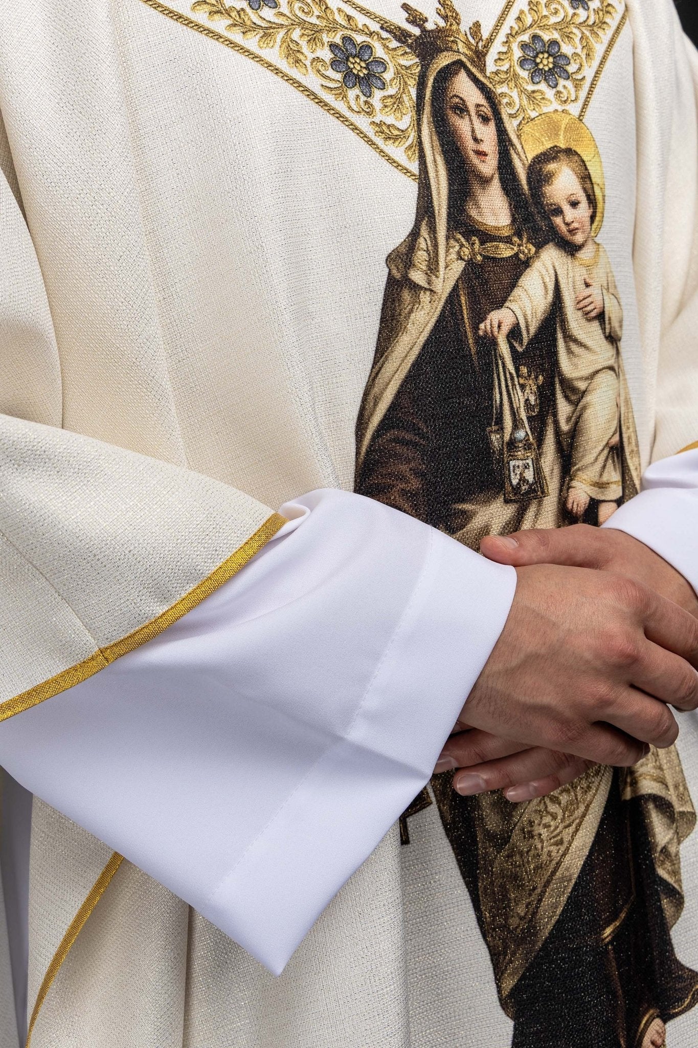 Ornat drukowany z wizerunkiem Matki Bożej Szkaplerznej - SZATYLITURGICZNE.PL