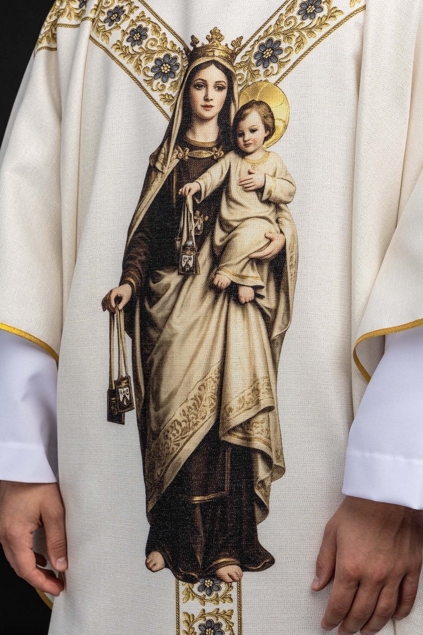 Ornat drukowany z wizerunkiem Matki Bożej Szkaplerznej - SZATYLITURGICZNE.PL