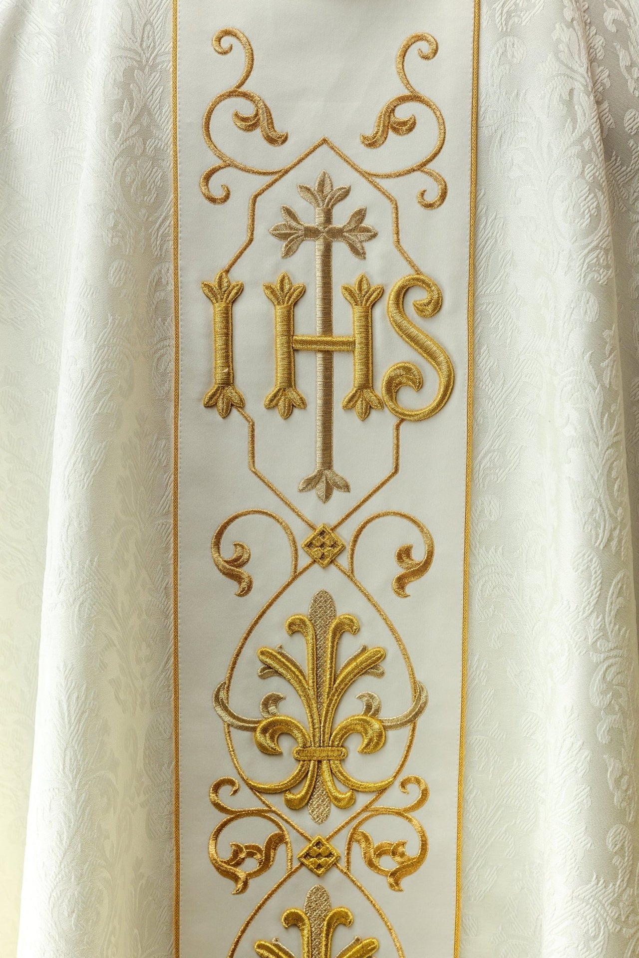 Ornat Ecru z Haftem IHS - Elegancka Szata Liturgiczna z Polski - SZATYLITURGICZNE.PL