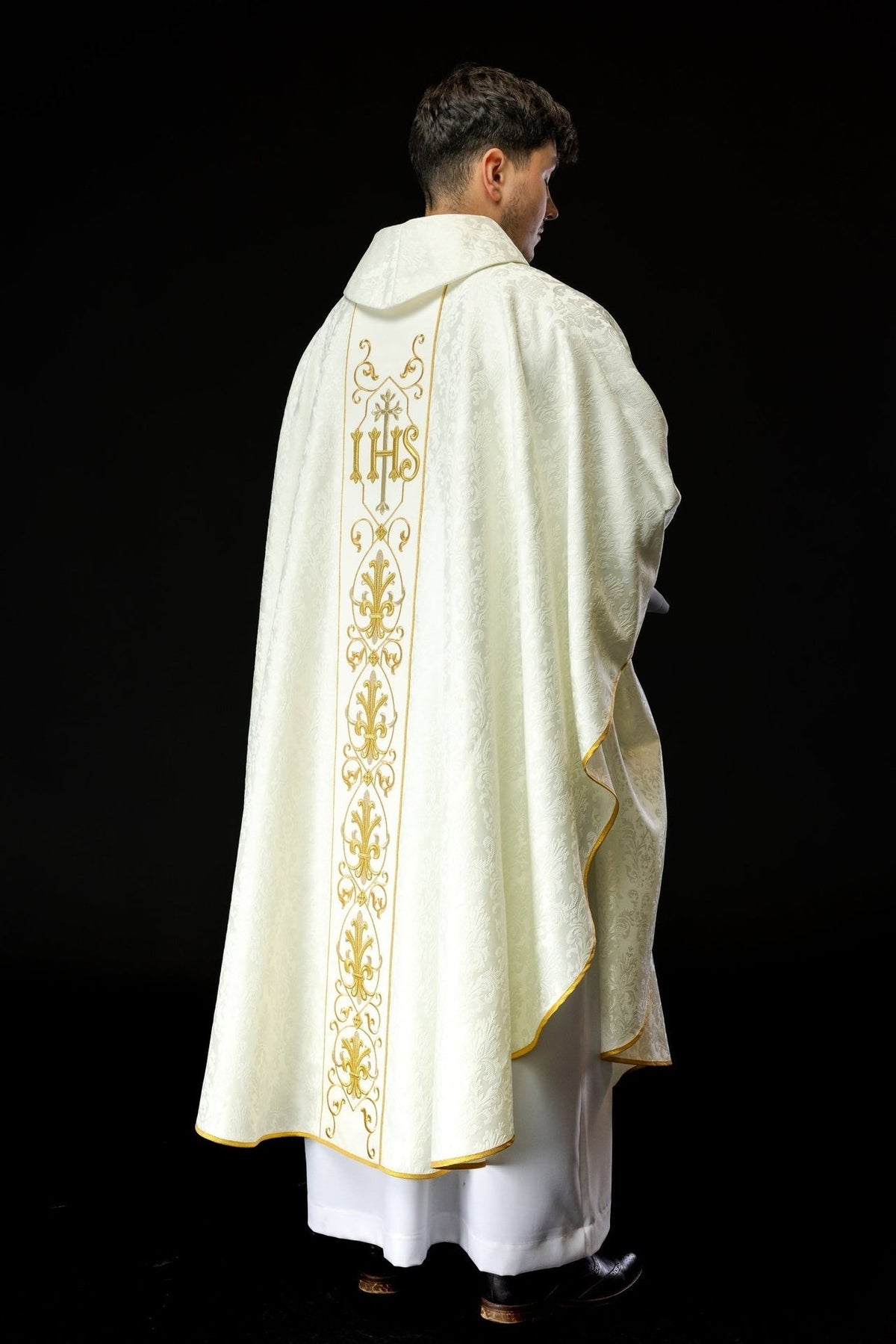 Ornat Ecru z Haftem IHS - Elegancka Szata Liturgiczna z Polski - SZATYLITURGICZNE.PL