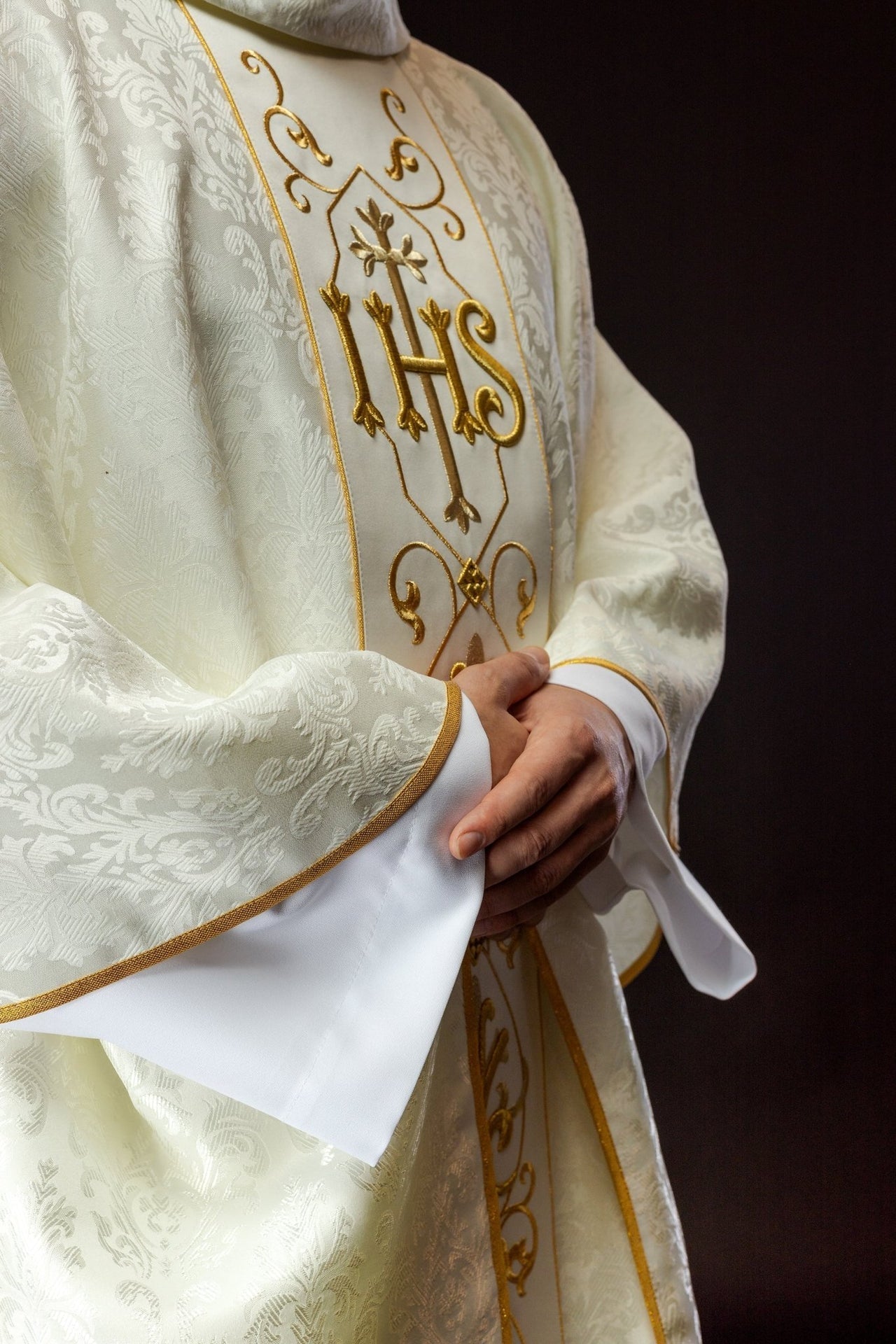 Ornat Ecru z Haftem IHS - Elegancka Szata Liturgiczna z Polski - SZATYLITURGICZNE.PL