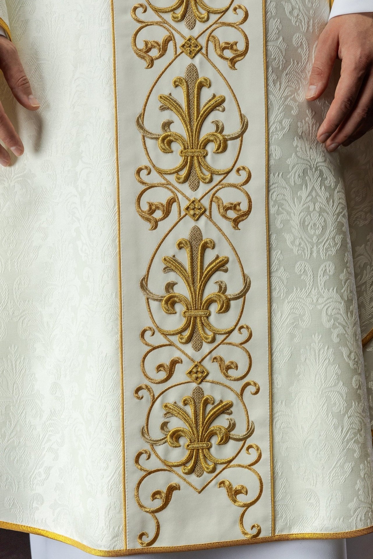 Ornat Ecru z Haftem IHS - Elegancka Szata Liturgiczna z Polski - SZATYLITURGICZNE.PL