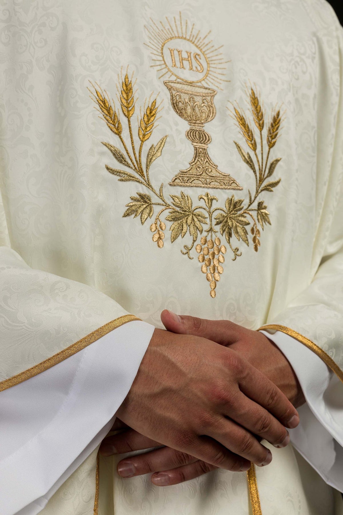 Ornat Ecru z Haftem Kielicha i Hostii - Żakardowa Tkanina - SZATYLITURGICZNE.PL