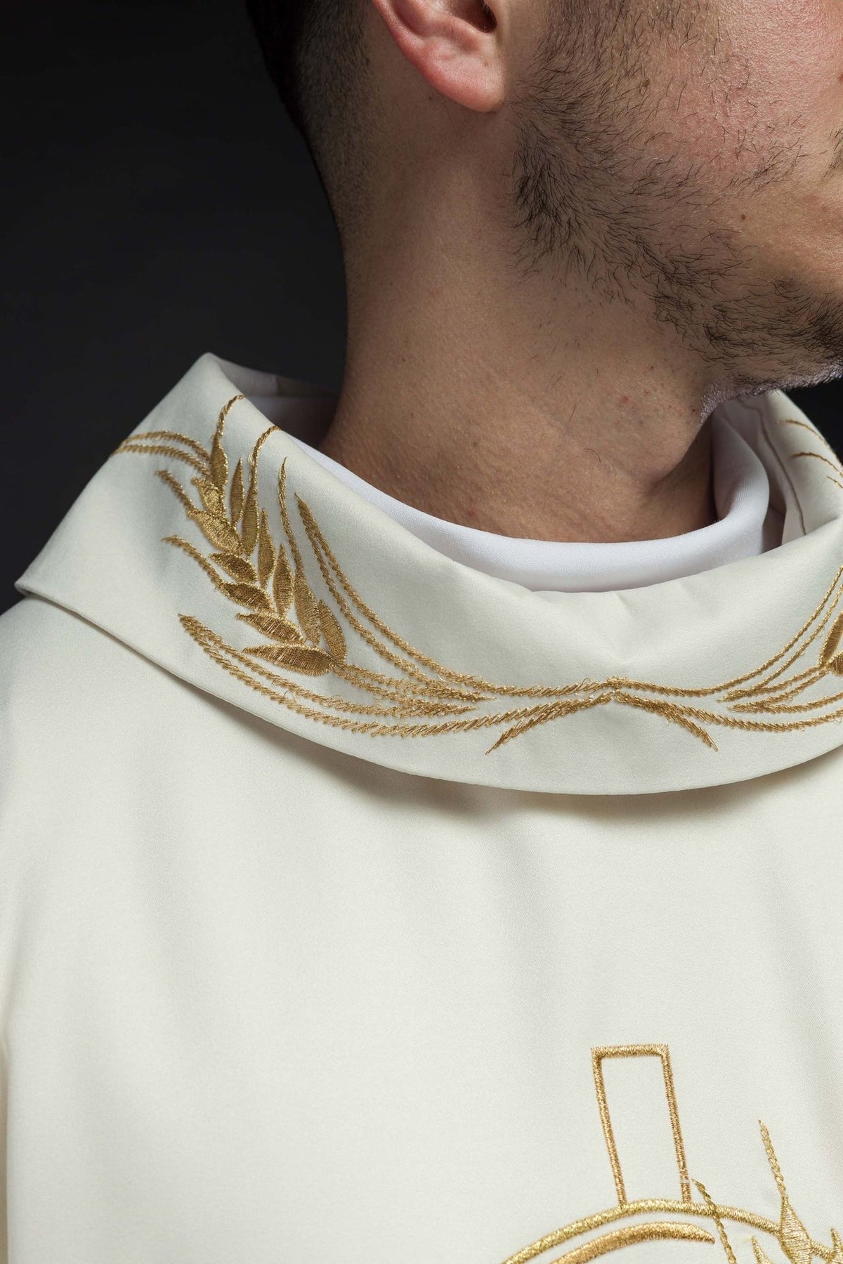 Ornat Ecru z Haftem Krzyża i Kłosów - Elegancki Strój Liturgiczny - SZATYLITURGICZNE.PL