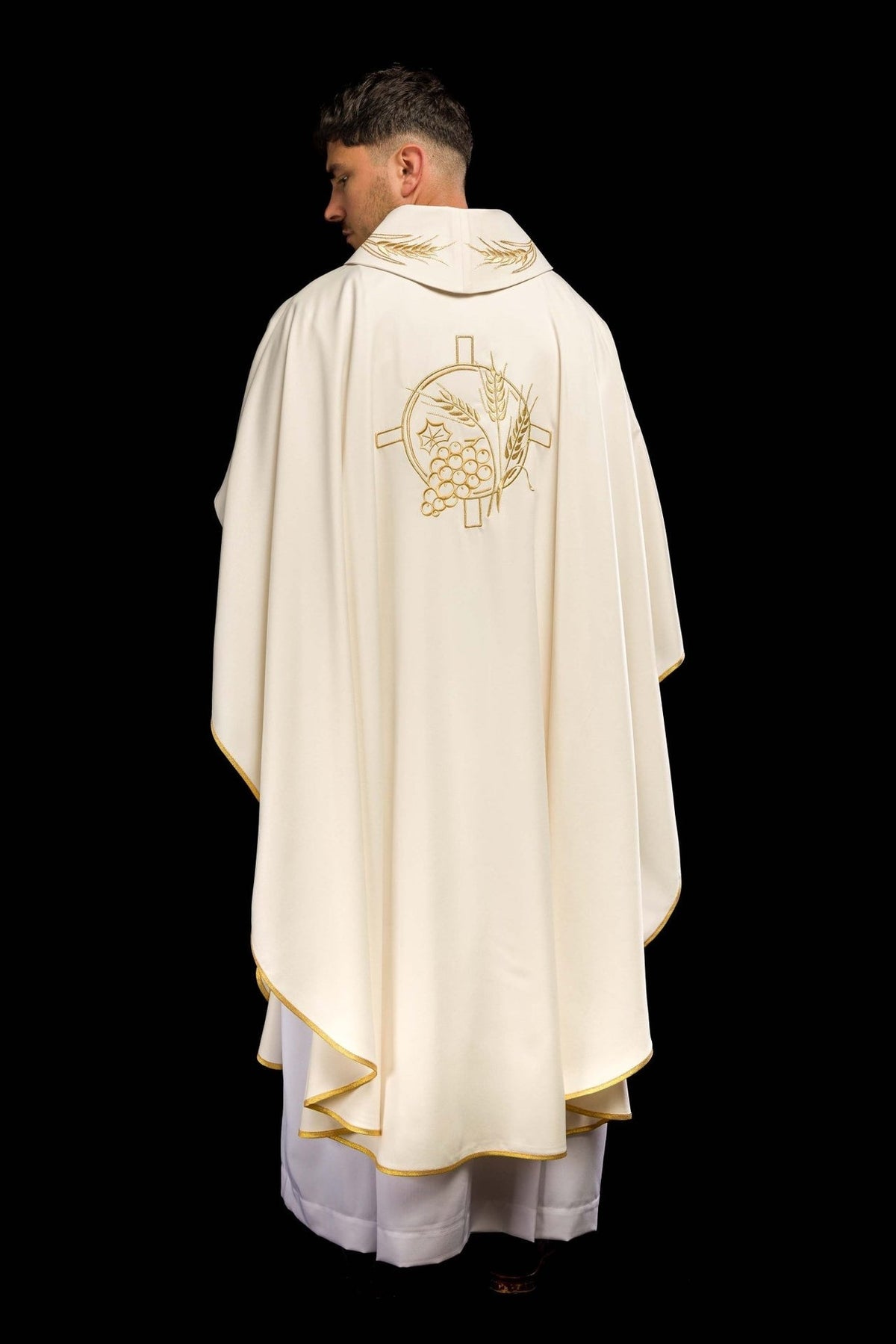 Ornat Ecru z Haftem Krzyża i Kłosów - Elegancki Strój Liturgiczny - SZATYLITURGICZNE.PL
