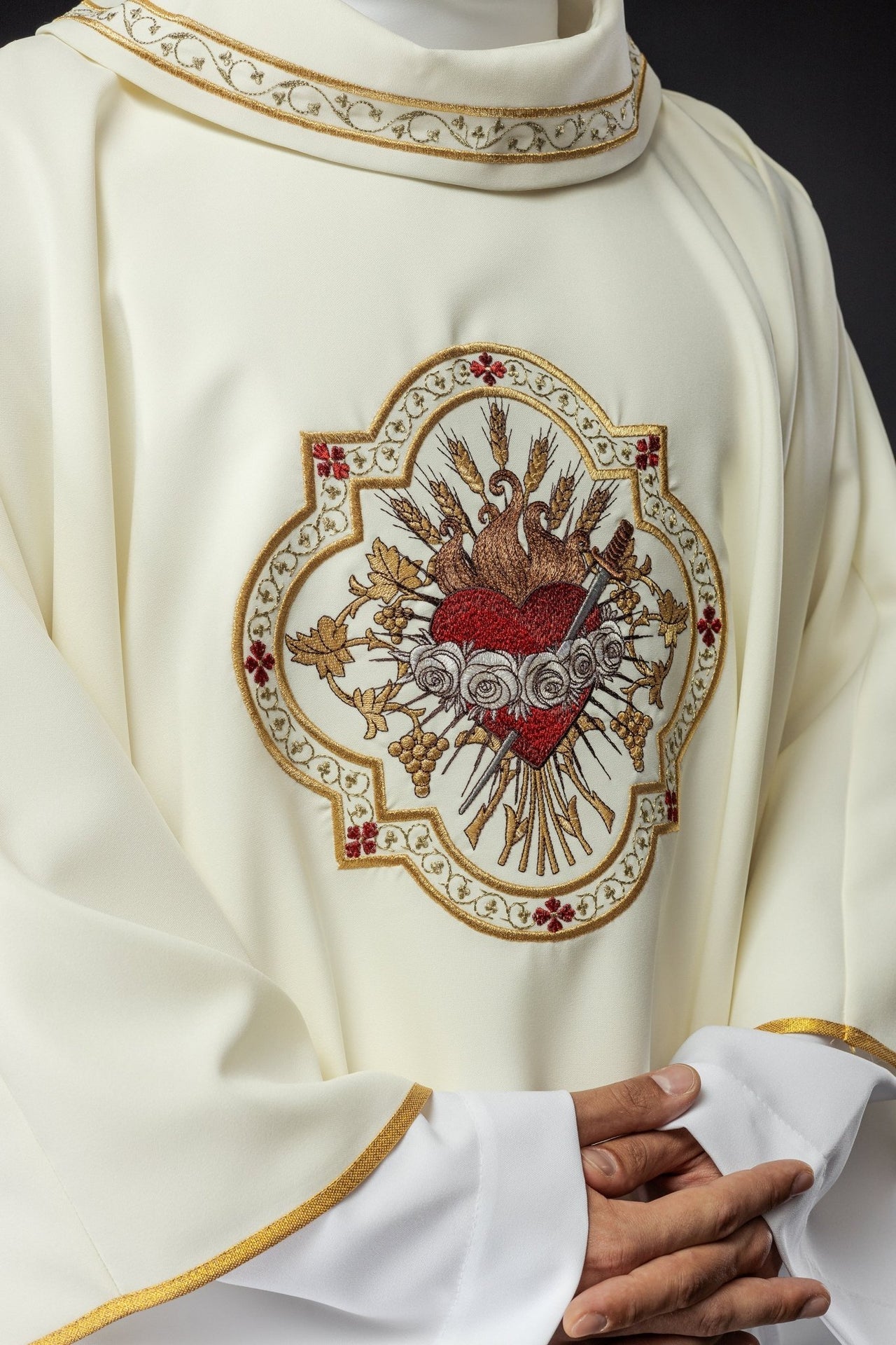 Ornat Ecru z Haftem Serca Maryi - Szaty Liturgiczne - SZATYLITURGICZNE.PL