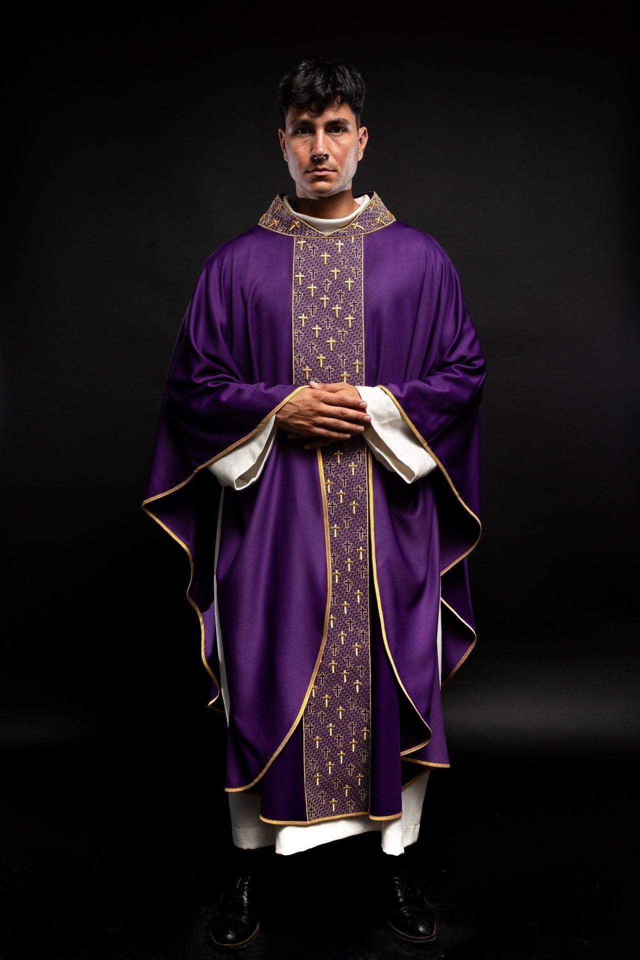 Ornat Fioletowy Haft Krzyże - Elegancka Szata Liturgiczna z Stułą - SZATYLITURGICZNE.PL