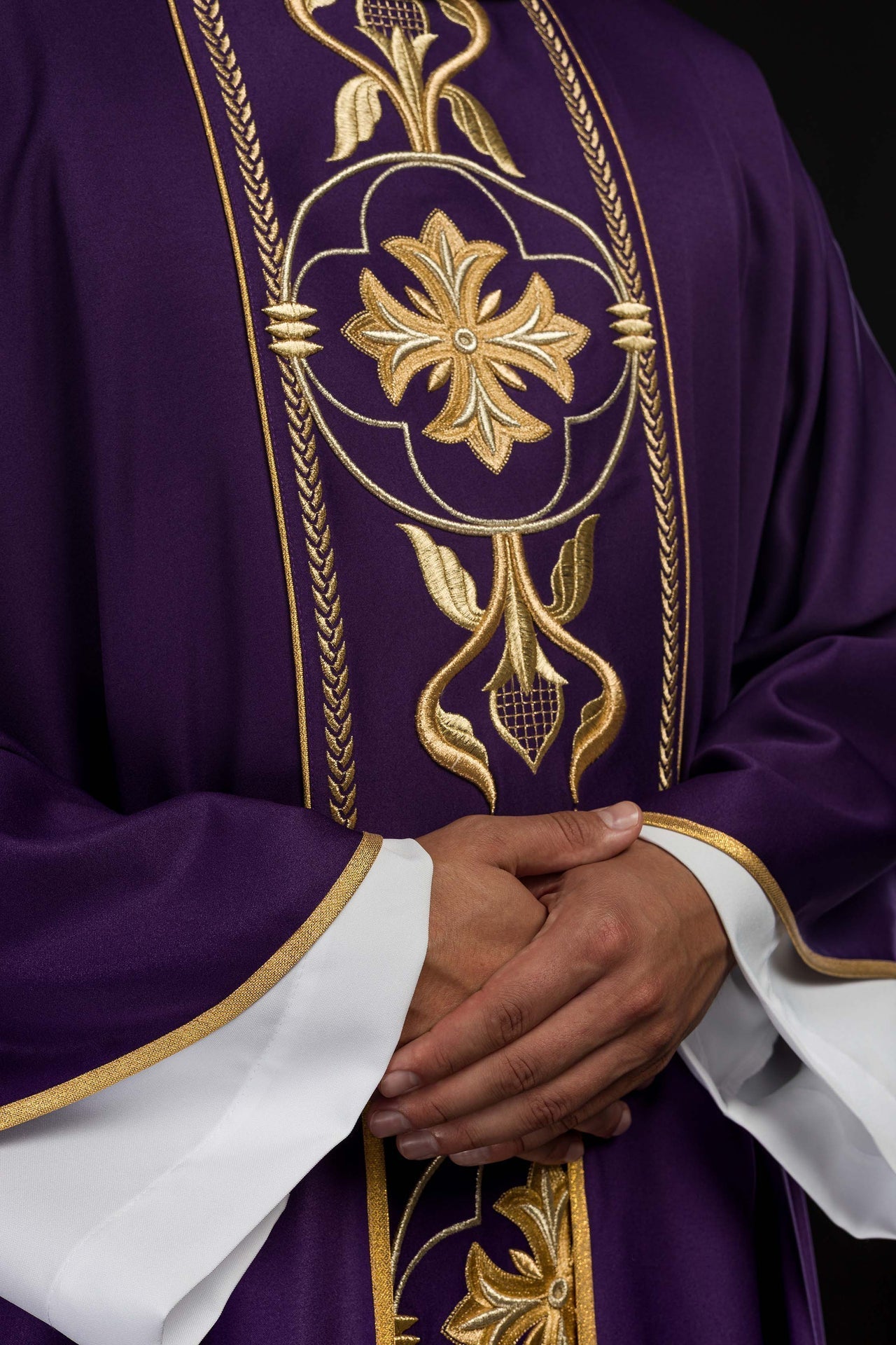 Ornat Fioletowy Haftowany Złotą Rozetą - Polski Producent - SZATYLITURGICZNE.PL