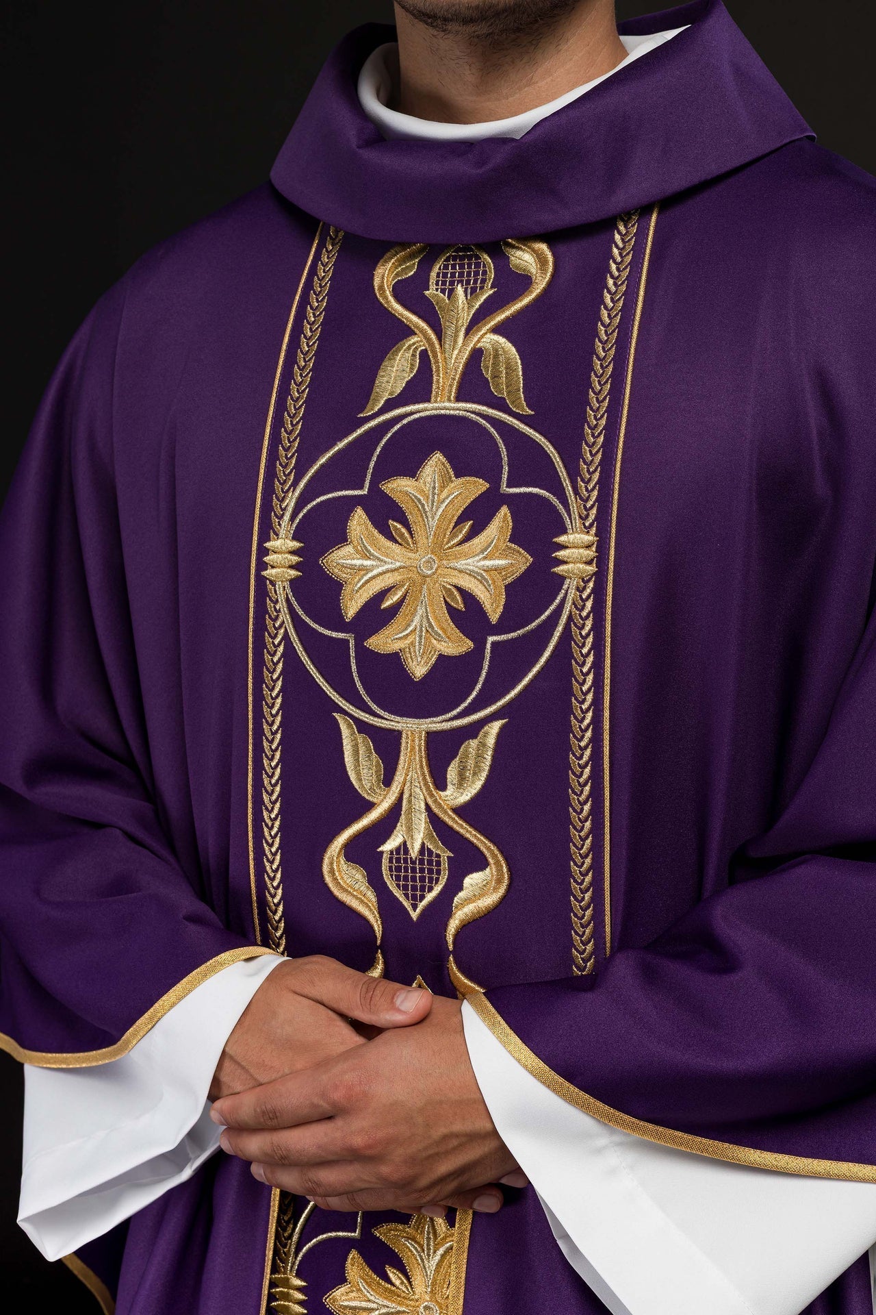 Ornat Fioletowy Haftowany Złotą Rozetą - Polski Producent - SZATYLITURGICZNE.PL