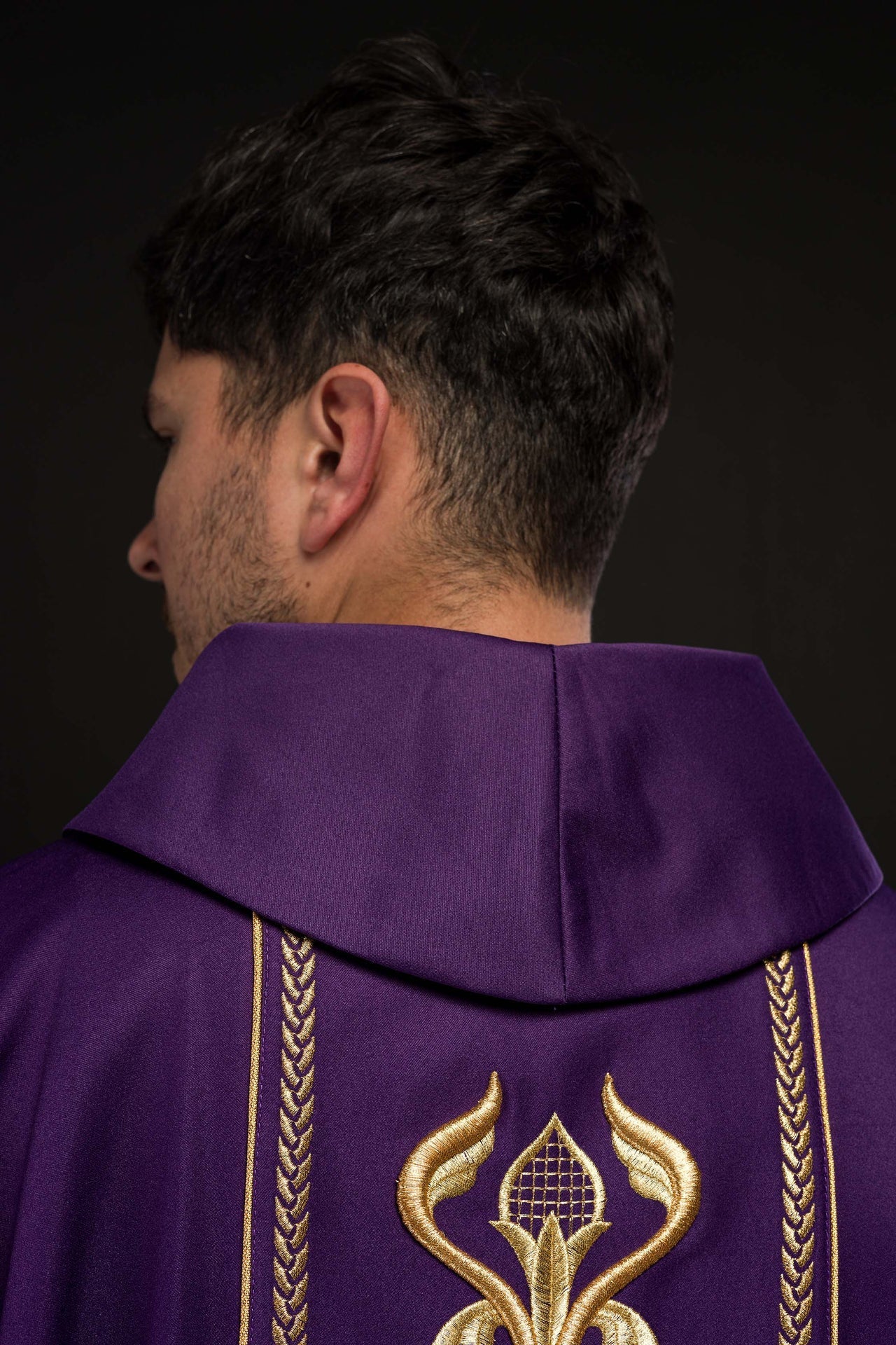 Ornat Fioletowy Haftowany Złotą Rozetą - Polski Producent - SZATYLITURGICZNE.PL