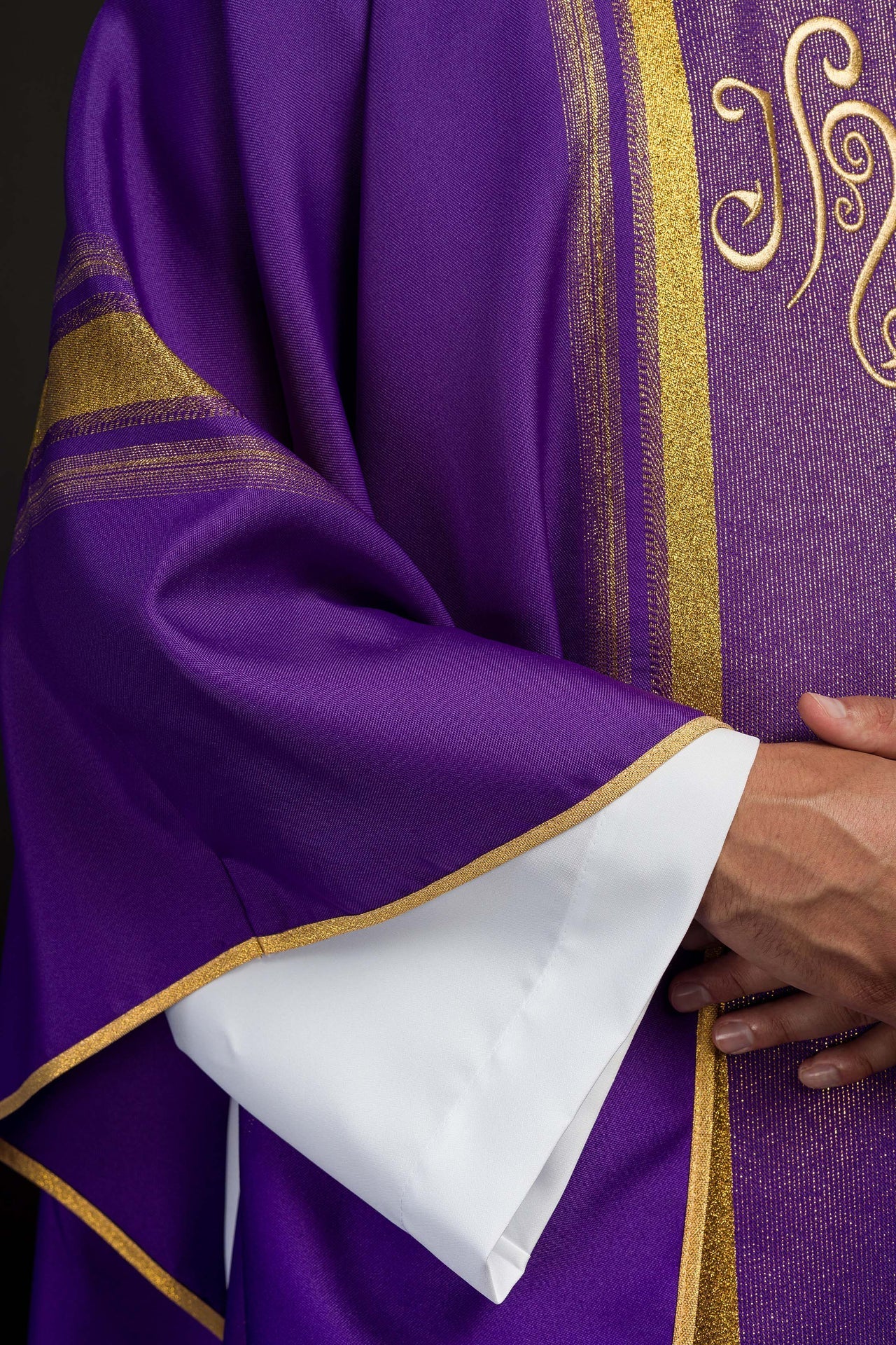 Ornat Fioletowy IHS Haft Złocony - Szaty Liturgiczne Polska Produkcja - SZATYLITURGICZNE.PL