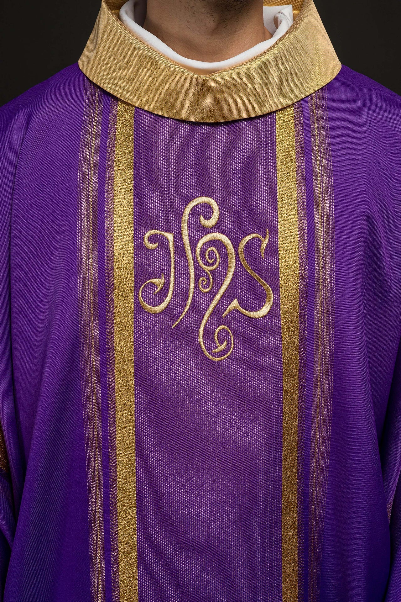 Ornat Fioletowy IHS Haft Złocony - Szaty Liturgiczne Polska Produkcja - SZATYLITURGICZNE.PL