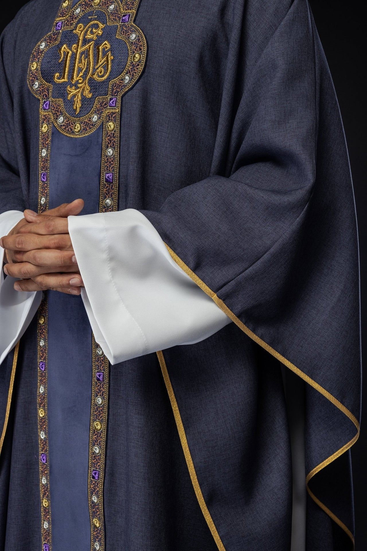 Ornat Fioletowy IHS Haftowany - Polska Produkcja, Komplet ze Stułą - SZATYLITURGICZNE.PL