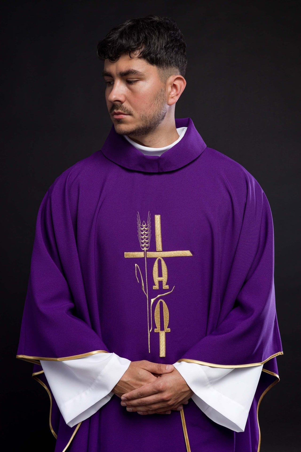 Ornat Fioletowy Liturgiczny z Haftem Alfa Omega i Krzyżem - SZATYLITURGICZNE.PL