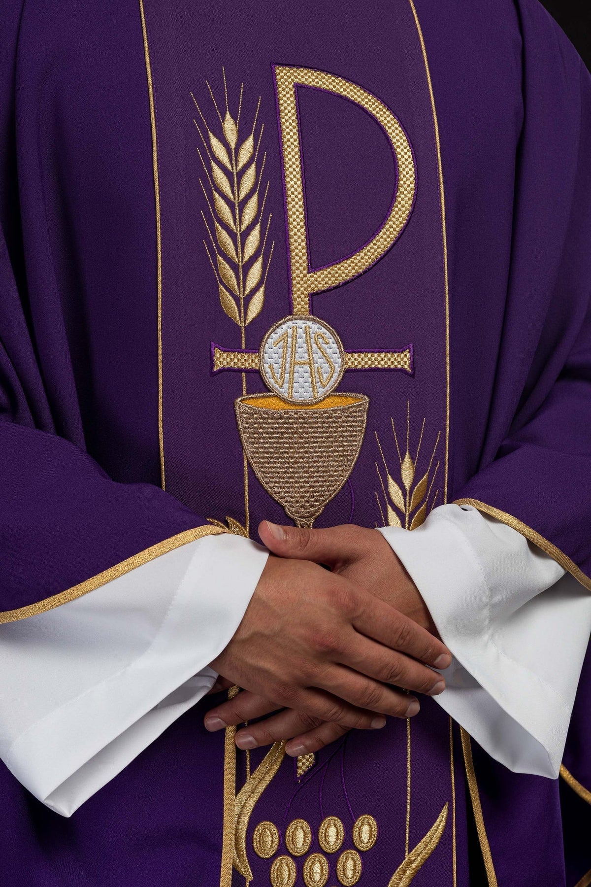 Ornat Fioletowy Liturgiczny z Haftowanym Kielichem IHS - SZATYLITURGICZNE.PL