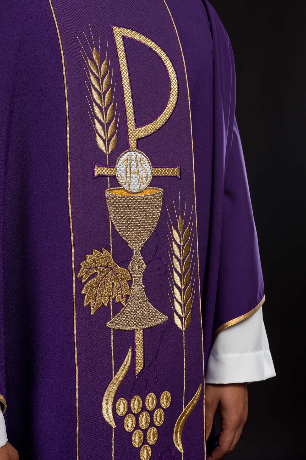 Ornat Fioletowy Liturgiczny z Haftowanym Kielichem IHS - SZATYLITURGICZNE.PL