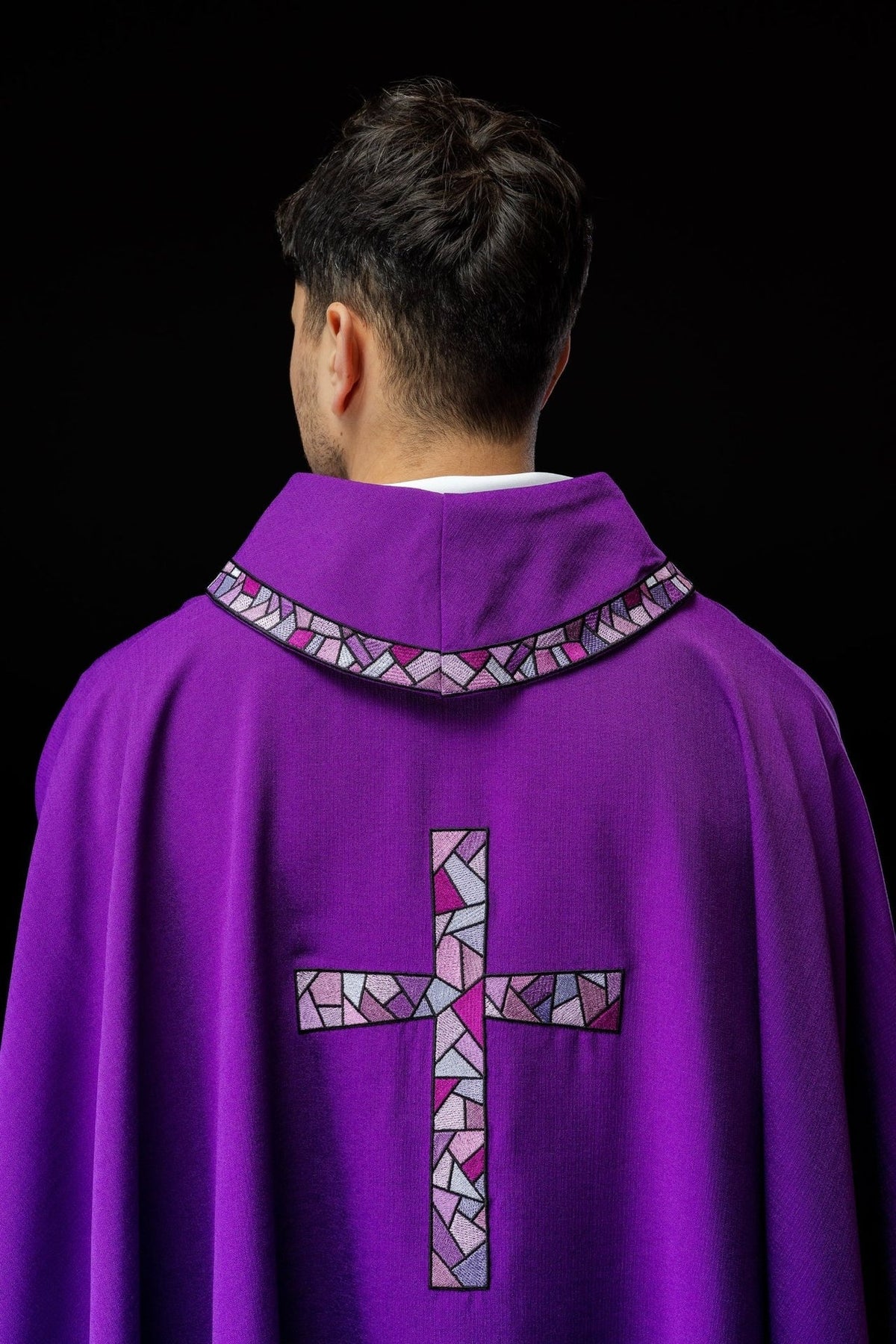 Ornat Fioletowy Liturgiczny z Haftowanym Krzyżem Mozaikowym - SZATYLITURGICZNE.PL