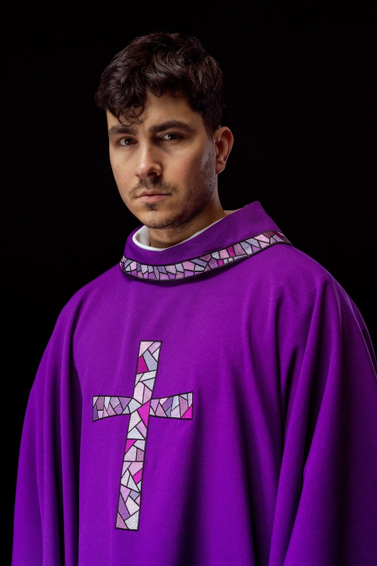 Ornat Fioletowy Liturgiczny z Haftowanym Krzyżem Mozaikowym - SZATYLITURGICZNE.PL