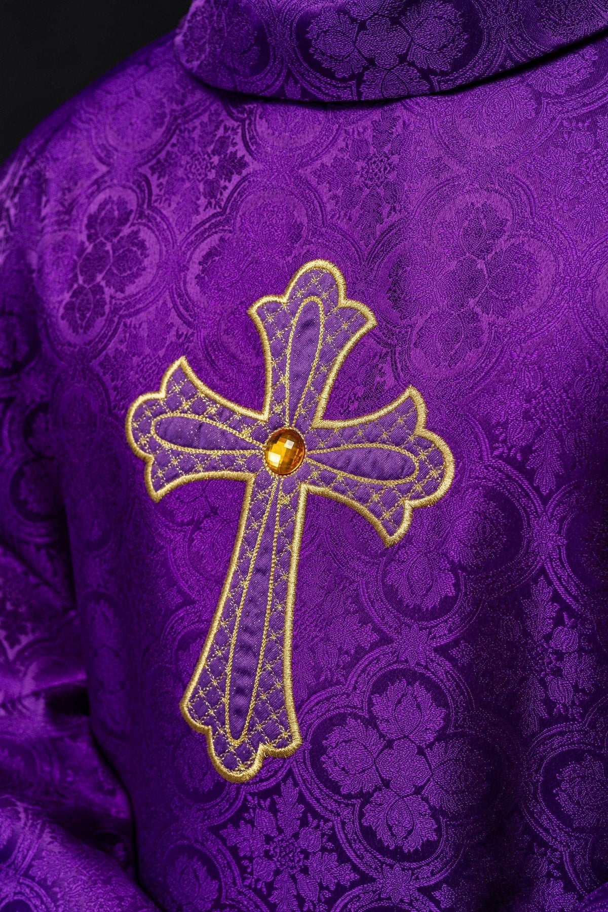 Ornat Fioletowy z Haftowanym Krzyżem Eucharystycznym - Polski Produkt - SZATYLITURGICZNE.PL