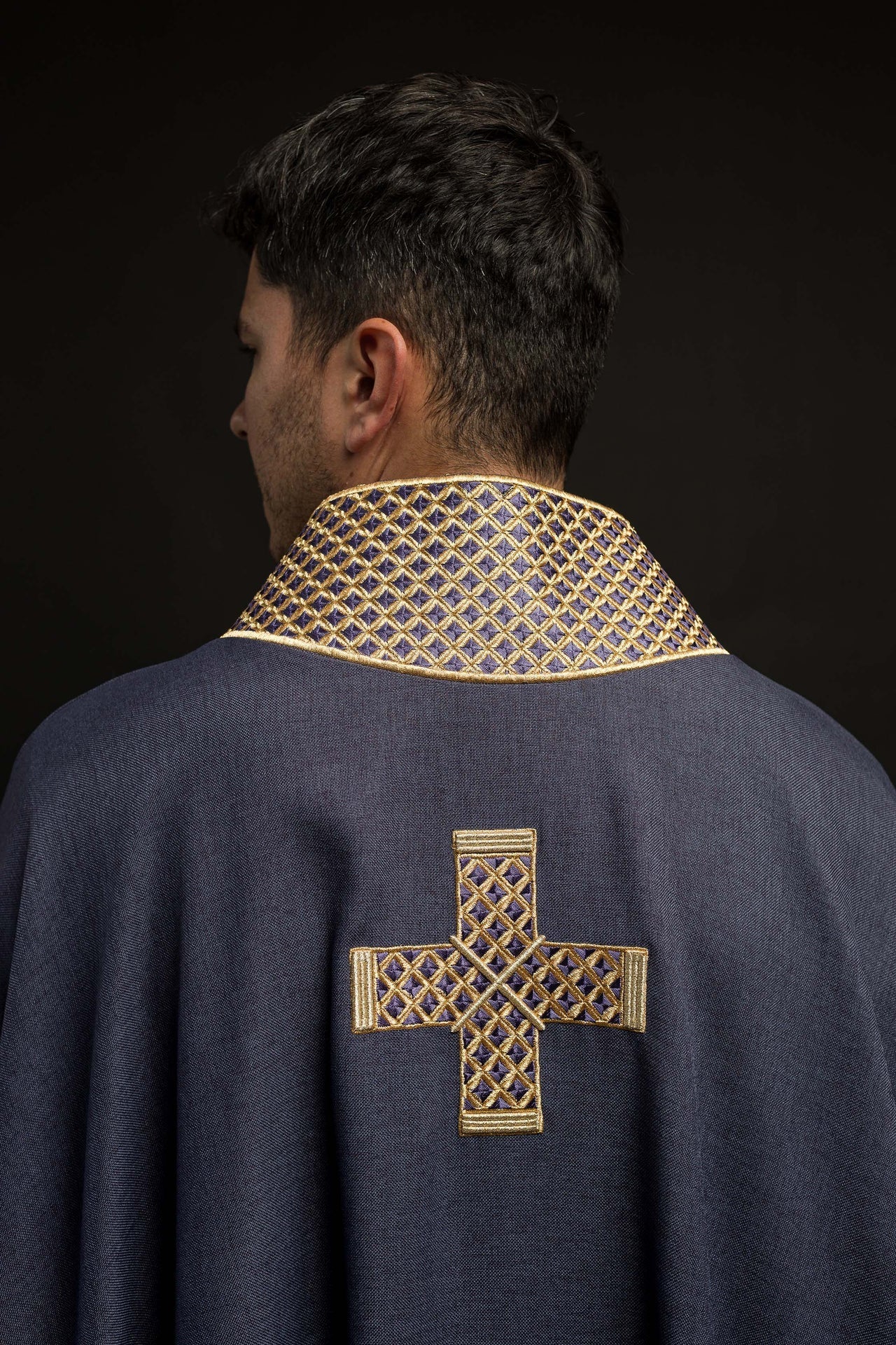 Ornat Fioletowy z Haftowanymi Krzyżami i Kołnierzem - Polska Produkcja - SZATYLITURGICZNE.PL