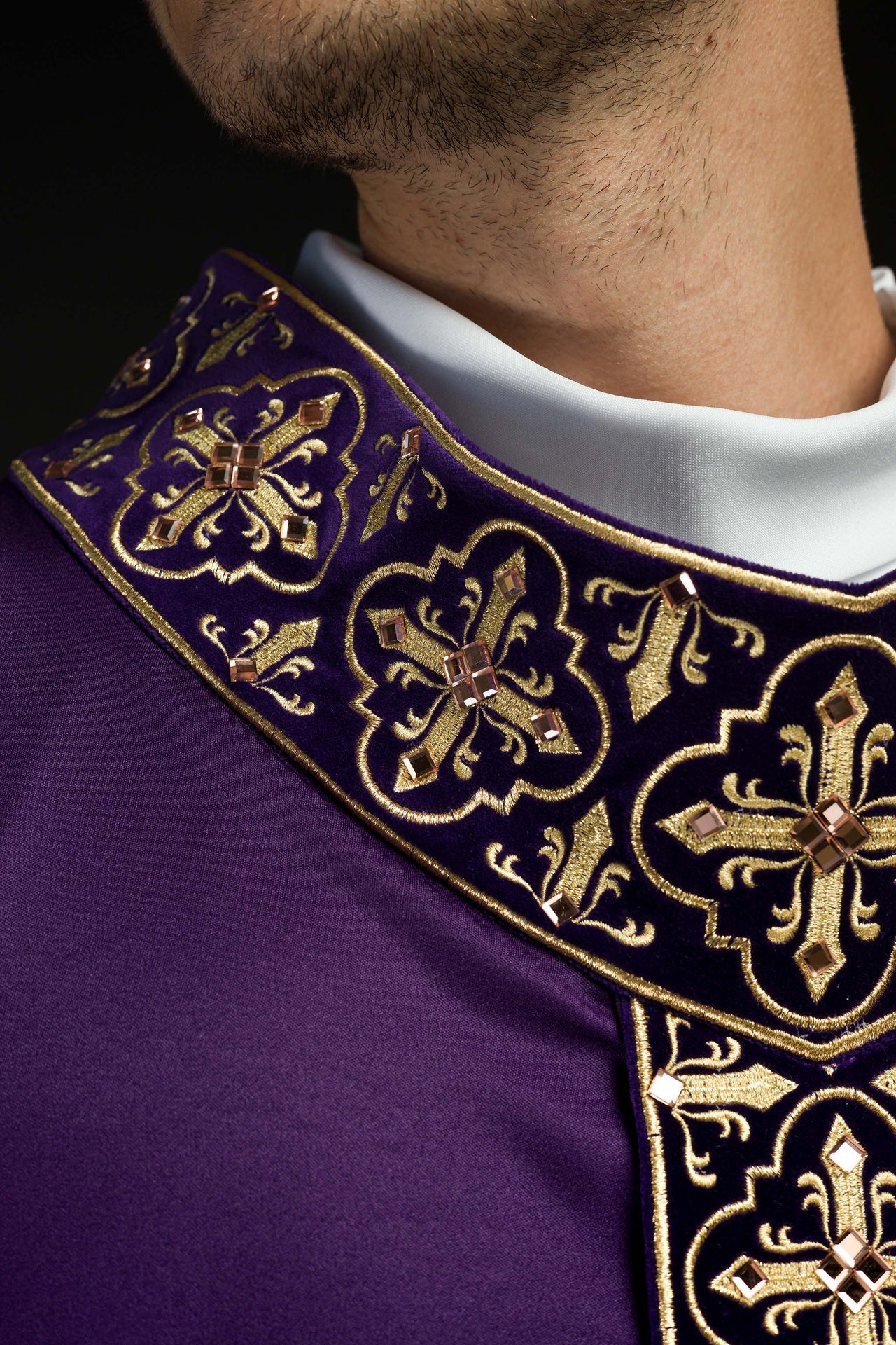 Ornat Fioletowy z Kamieniami i Złotym Krzyżem - Szaty Liturgiczne - SZATYLITURGICZNE.PL