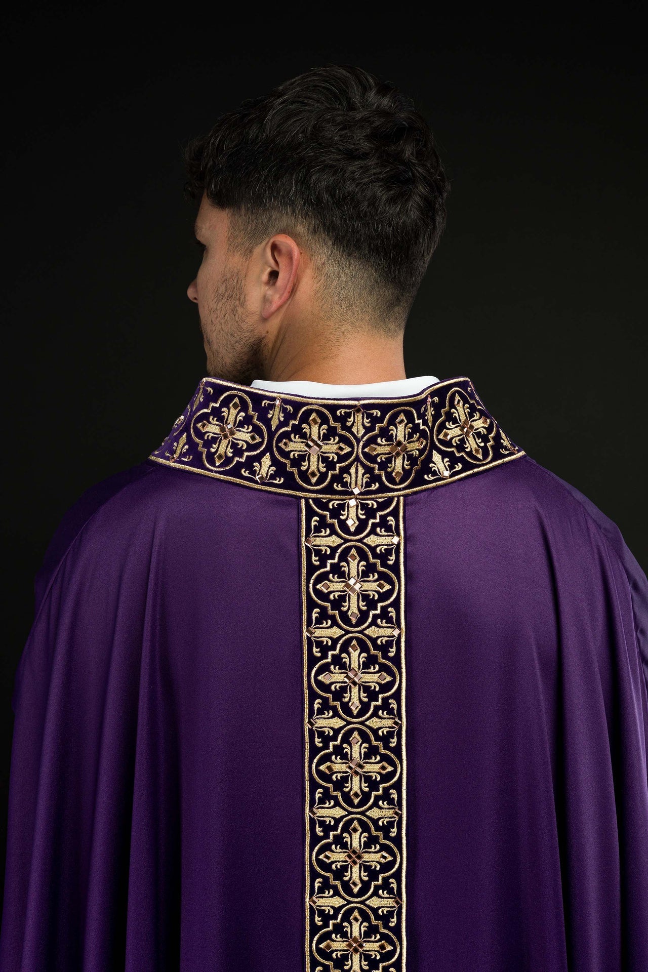 Ornat Fioletowy z Kamieniami i Złotym Krzyżem - Szaty Liturgiczne - SZATYLITURGICZNE.PL