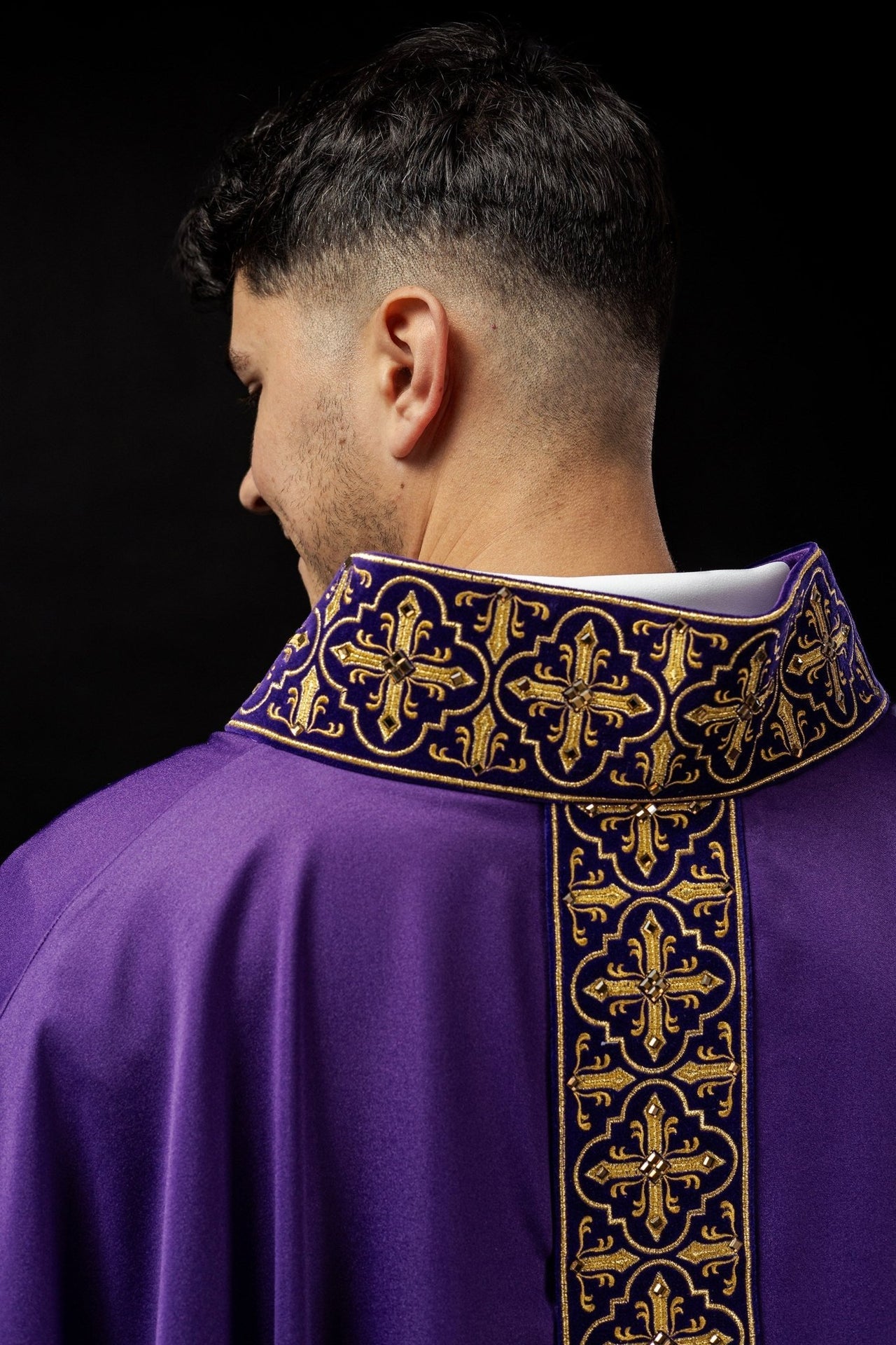 Ornat Fioletowy z Kamieniami Ozdobnymi - Elegancki Strój Liturgiczny - SZATYLITURGICZNE.PL
