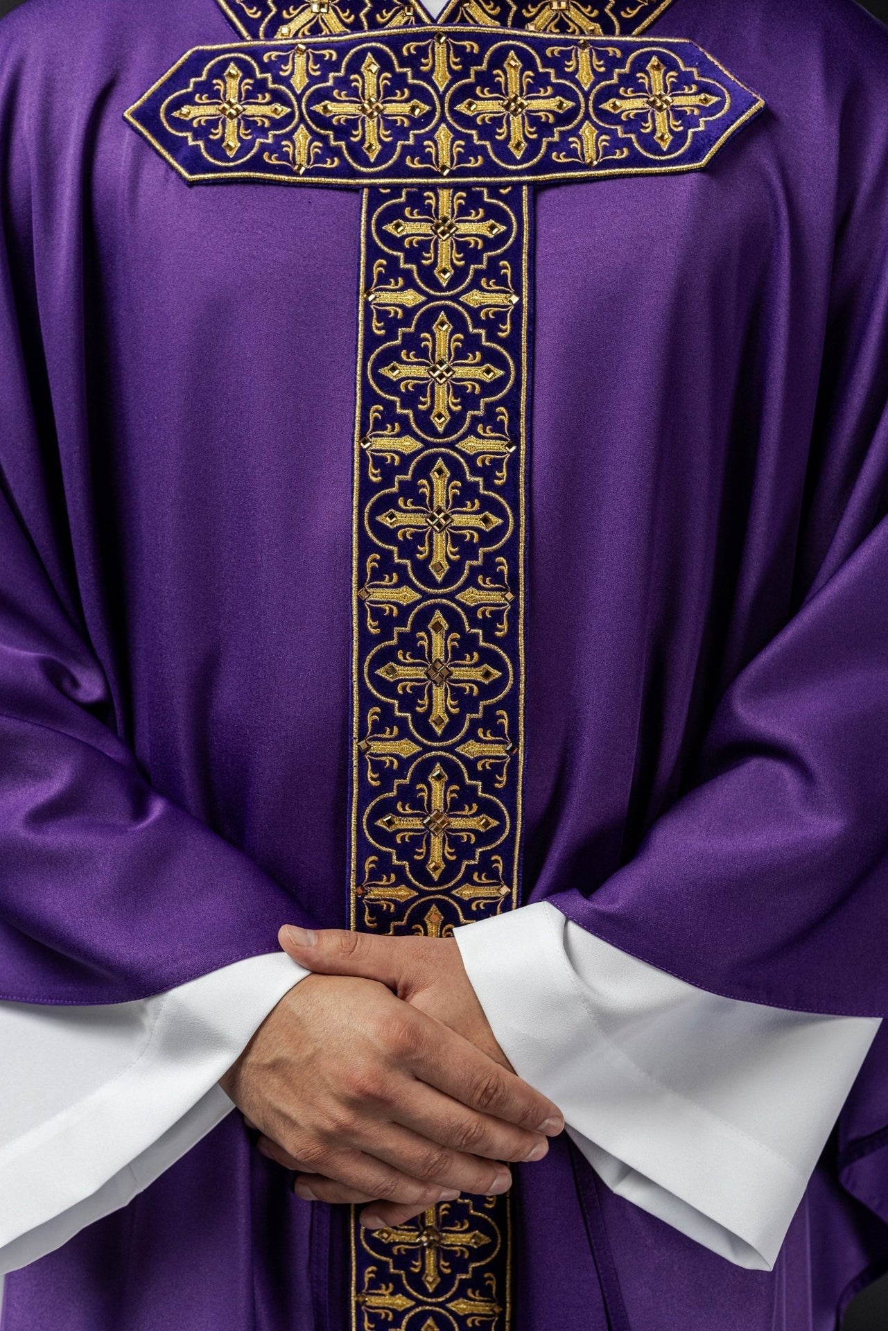 Ornat Fioletowy z Kamieniami Ozdobnymi - Elegancki Strój Liturgiczny - SZATYLITURGICZNE.PL