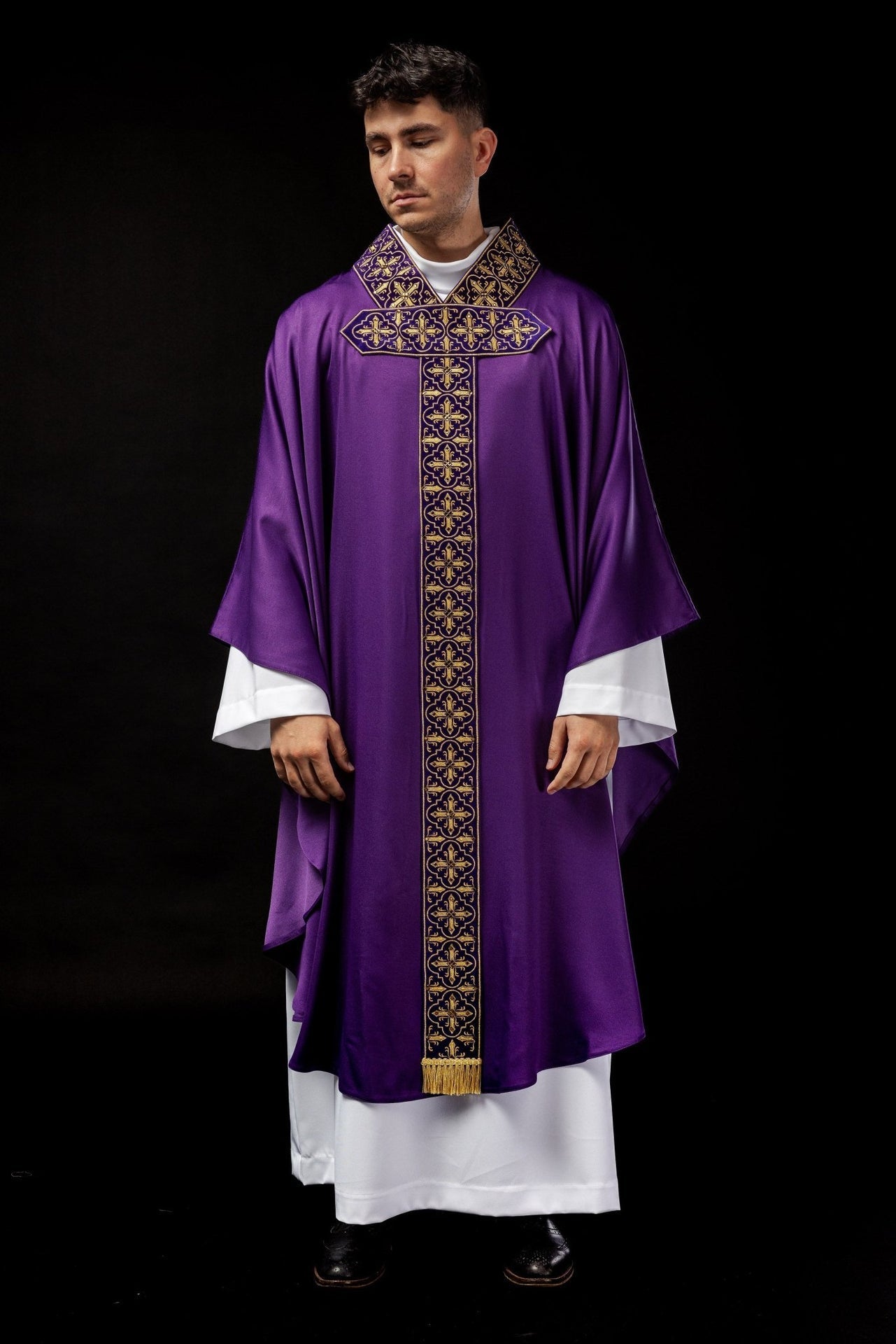 Ornat Fioletowy z Kamieniami Ozdobnymi - Elegancki Strój Liturgiczny - SZATYLITURGICZNE.PL