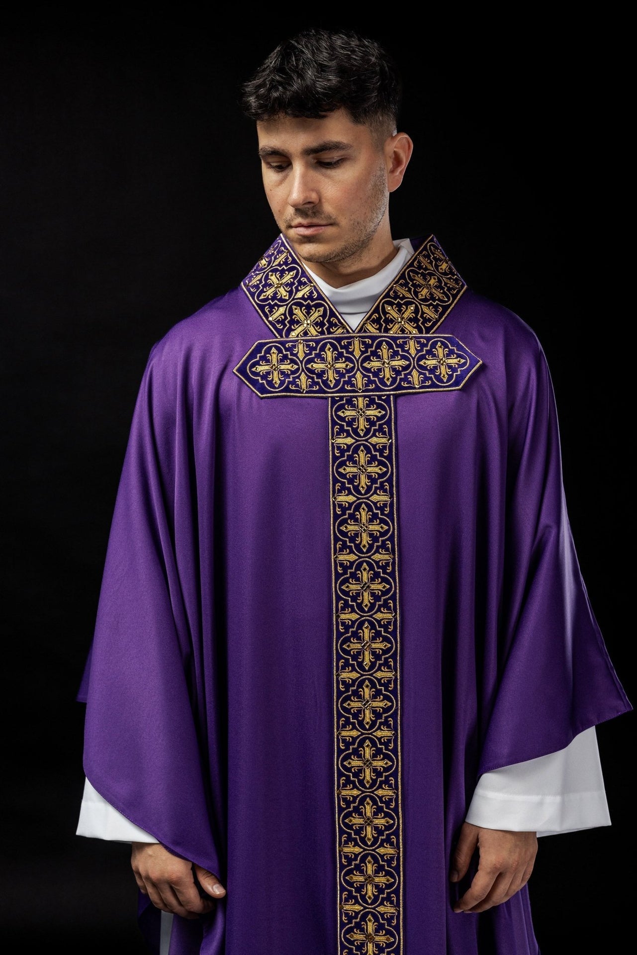 Ornat Fioletowy z Kamieniami Ozdobnymi - Elegancki Strój Liturgiczny - SZATYLITURGICZNE.PL
