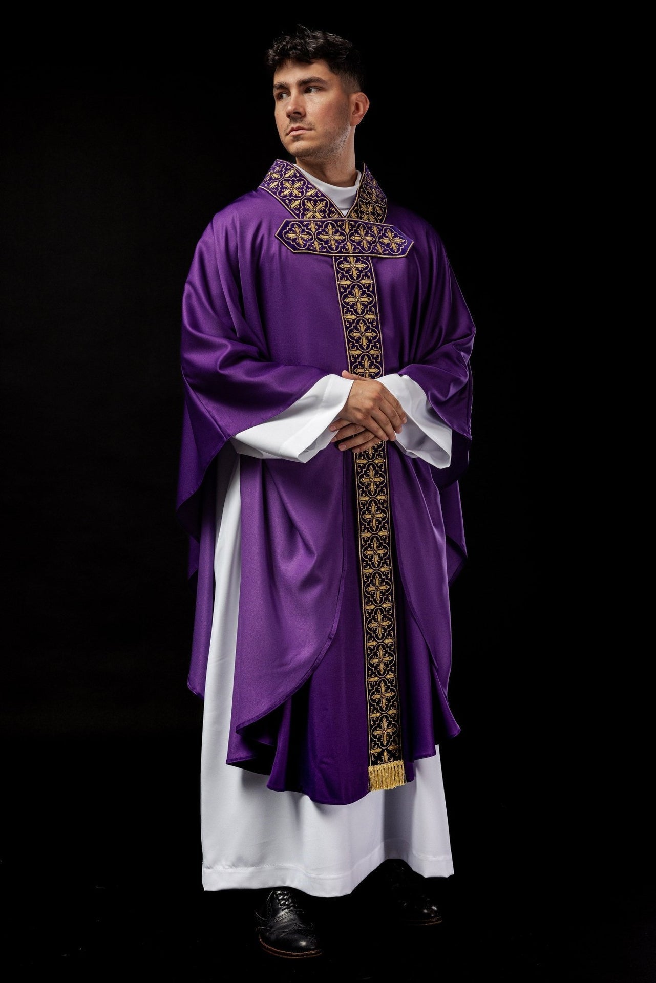 Ornat Fioletowy z Kamieniami Ozdobnymi - Elegancki Strój Liturgiczny - SZATYLITURGICZNE.PL