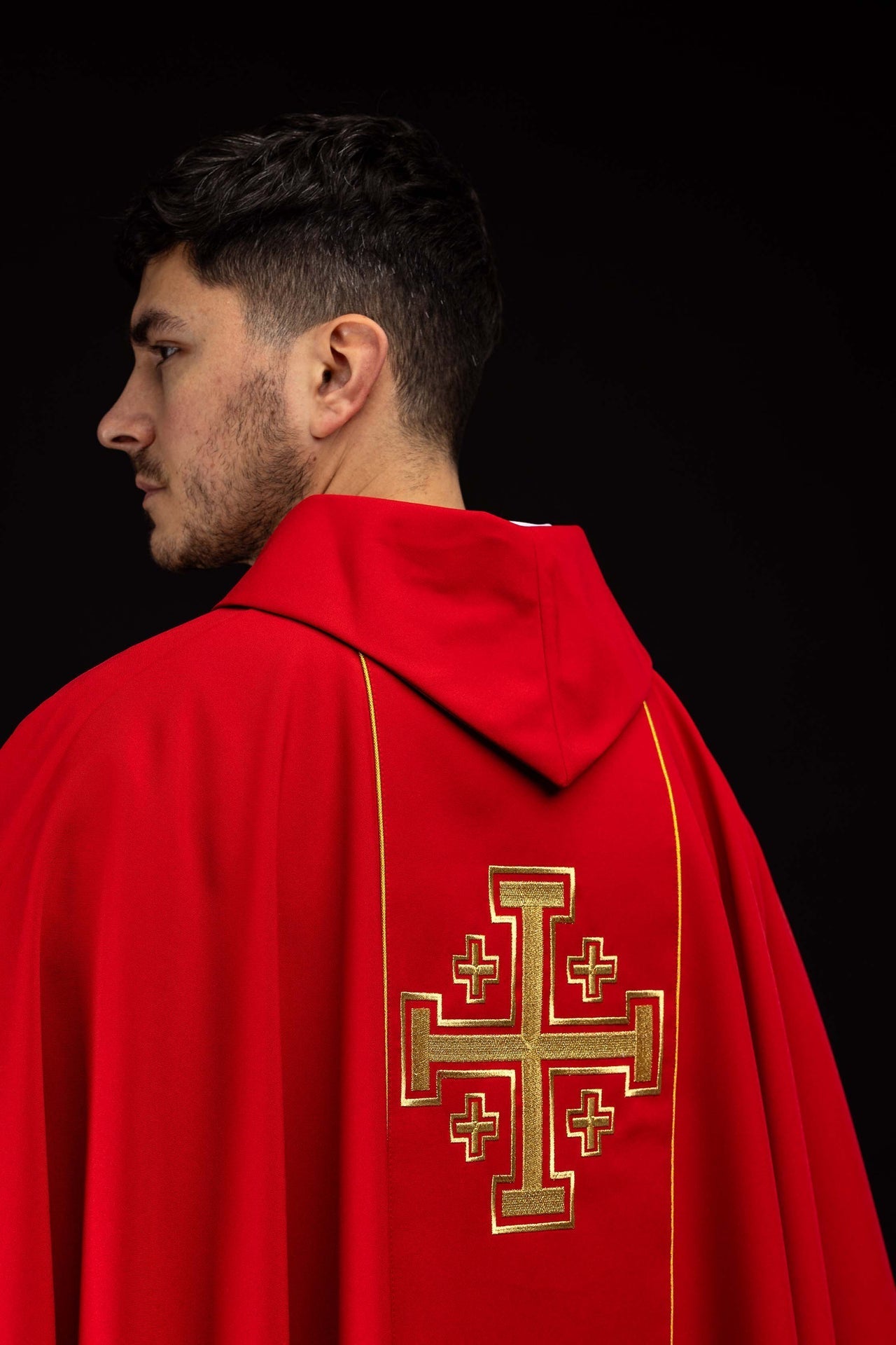 Ornat haftowany czerwony z pasem krzyże jerozolimskie - SZATYLITURGICZNE.PL