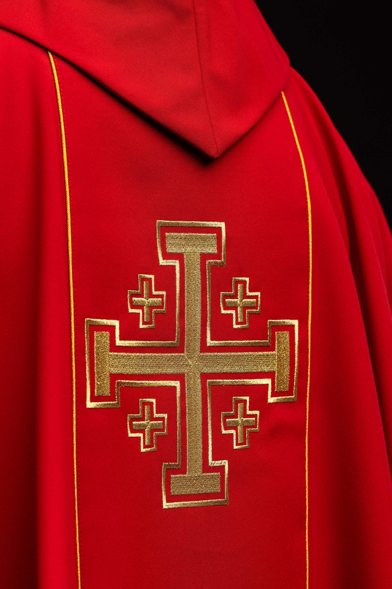 Ornat haftowany czerwony z pasem krzyże jerozolimskie - SZATYLITURGICZNE.PL