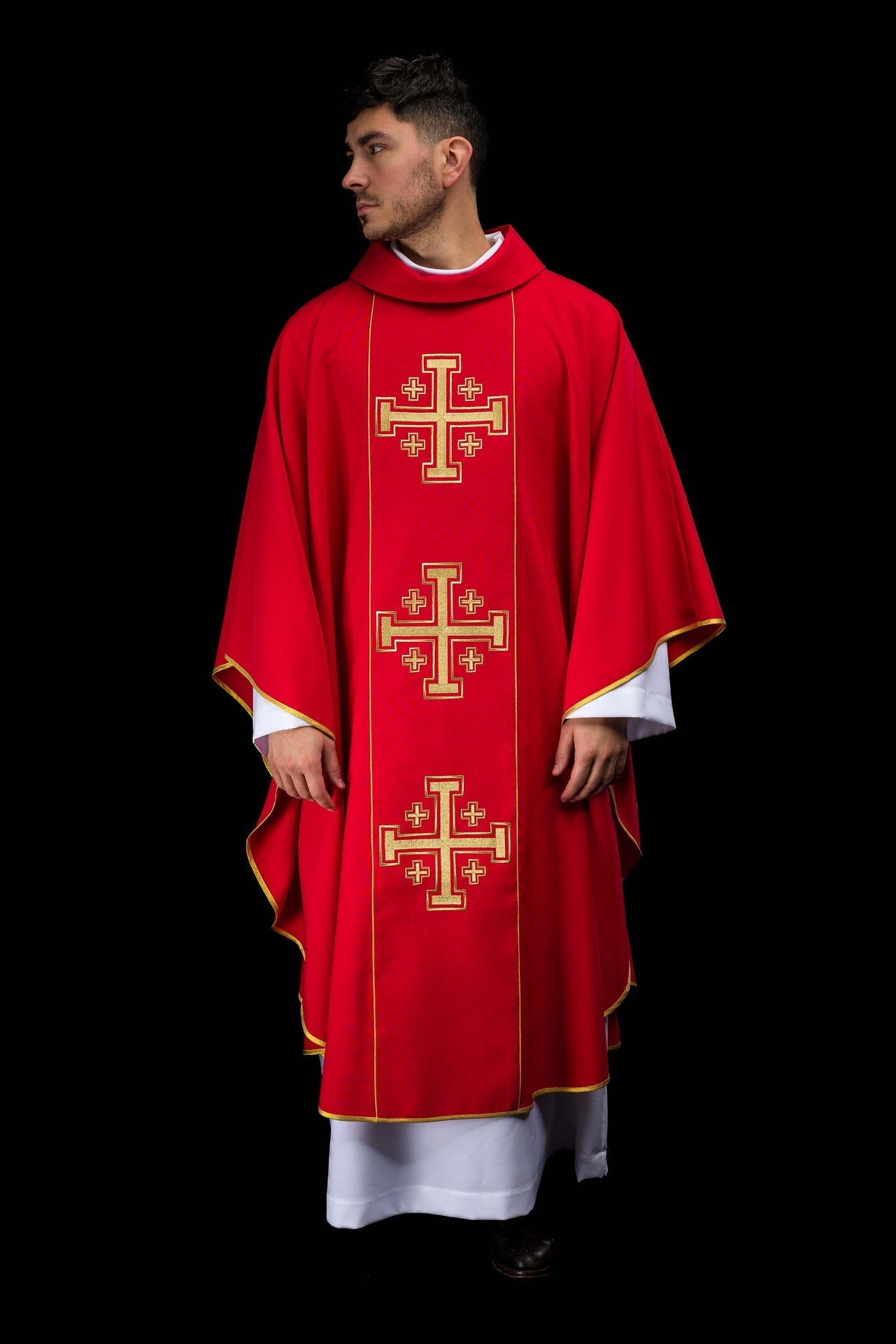 Ornat haftowany czerwony z pasem krzyże jerozolimskie - SZATYLITURGICZNE.PL