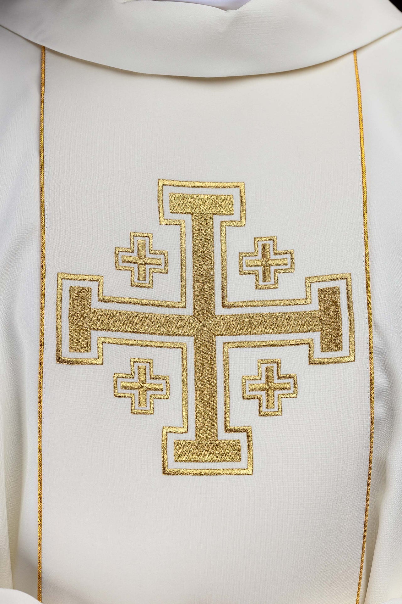Ornat haftowany ecru z pasem krzyże jerozolimskie - SZATYLITURGICZNE.PL