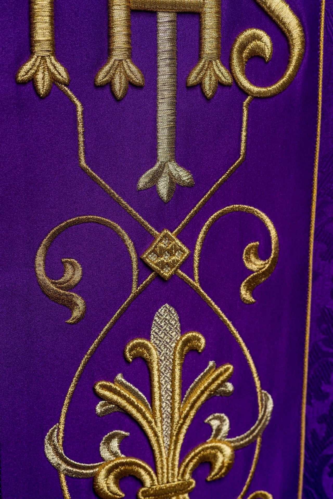 Ornat haftowany IHS Fioletowy Ozdobna Tkanina