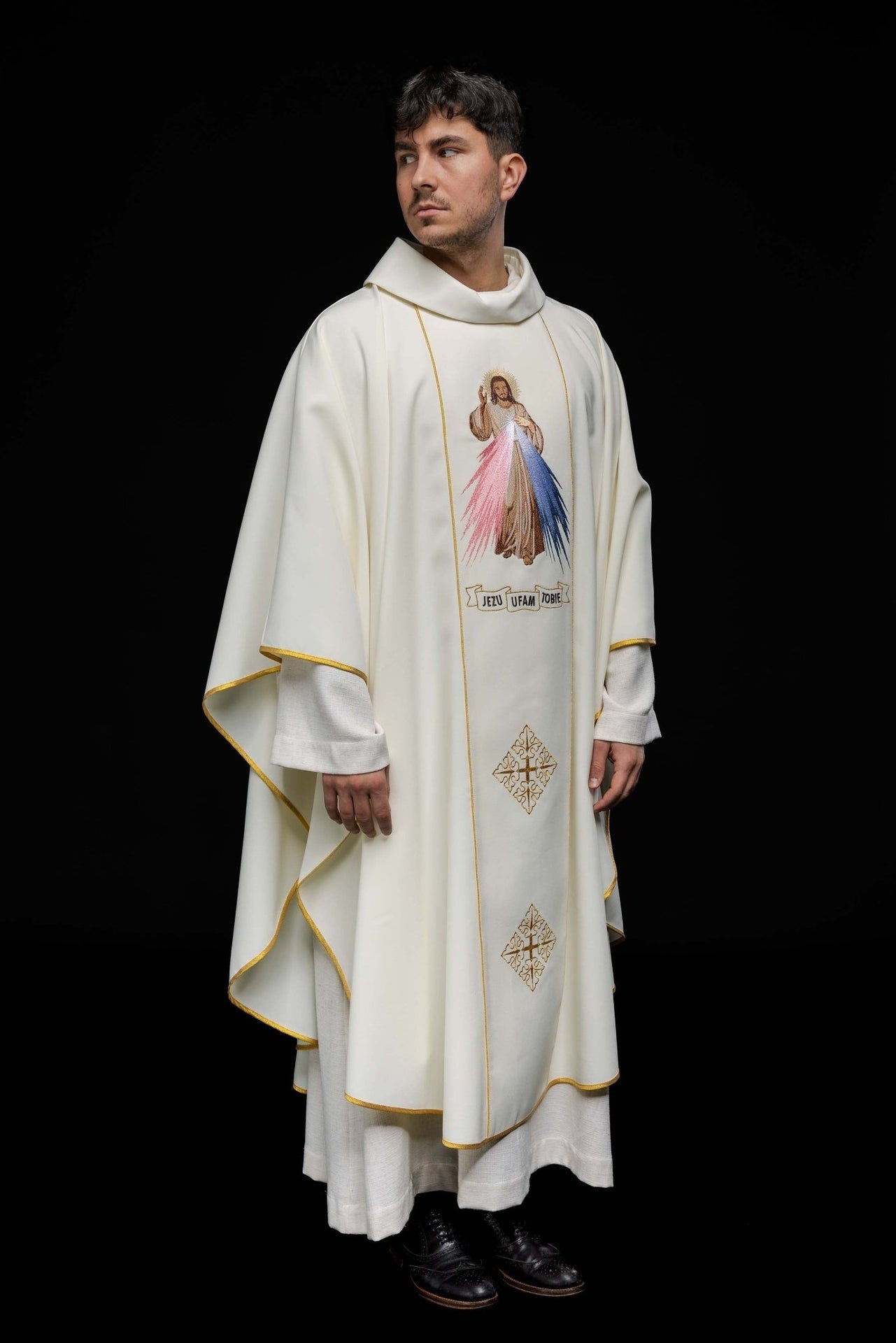 Ornat Haftowany Jezus Miłosierny i IHS ecru - SZATYLITURGICZNE.PL