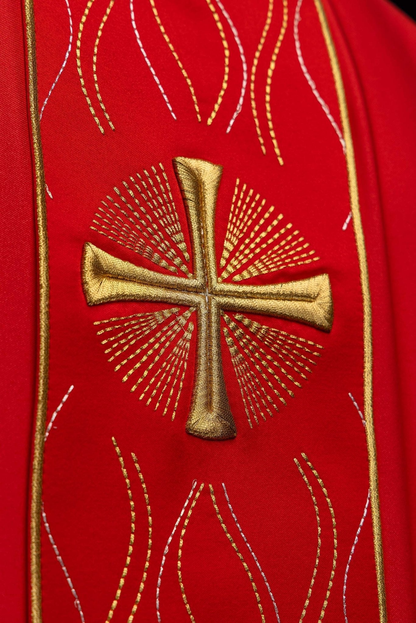 Ornat haftowany Krzyż czerwony - SZATYLITURGICZNE.PL