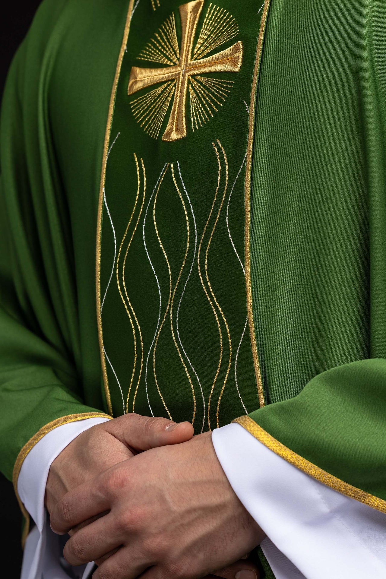Ornat haftowany Krzyż zielony - SZATYLITURGICZNE.PL