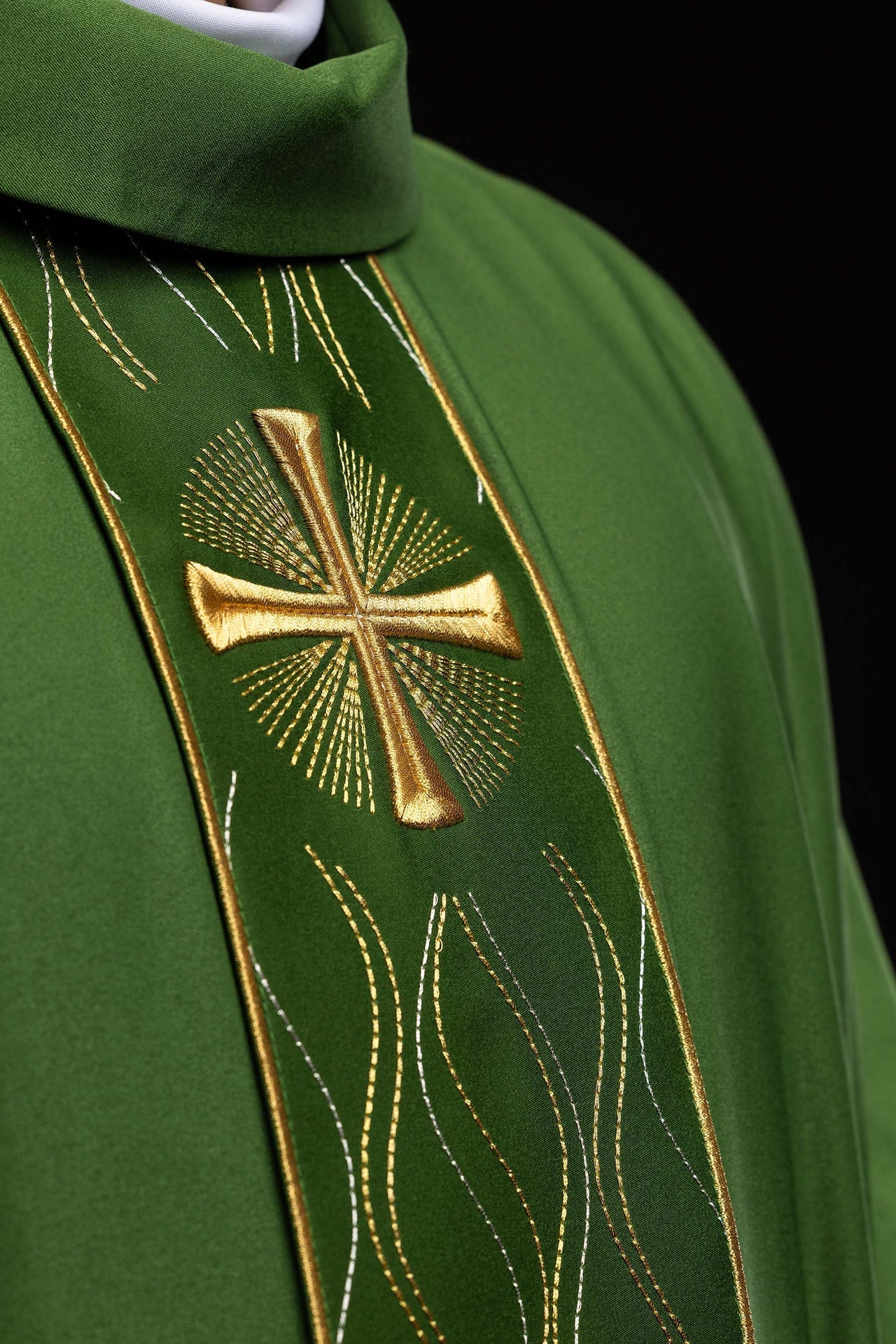 Ornat haftowany Krzyż zielony - SZATYLITURGICZNE.PL