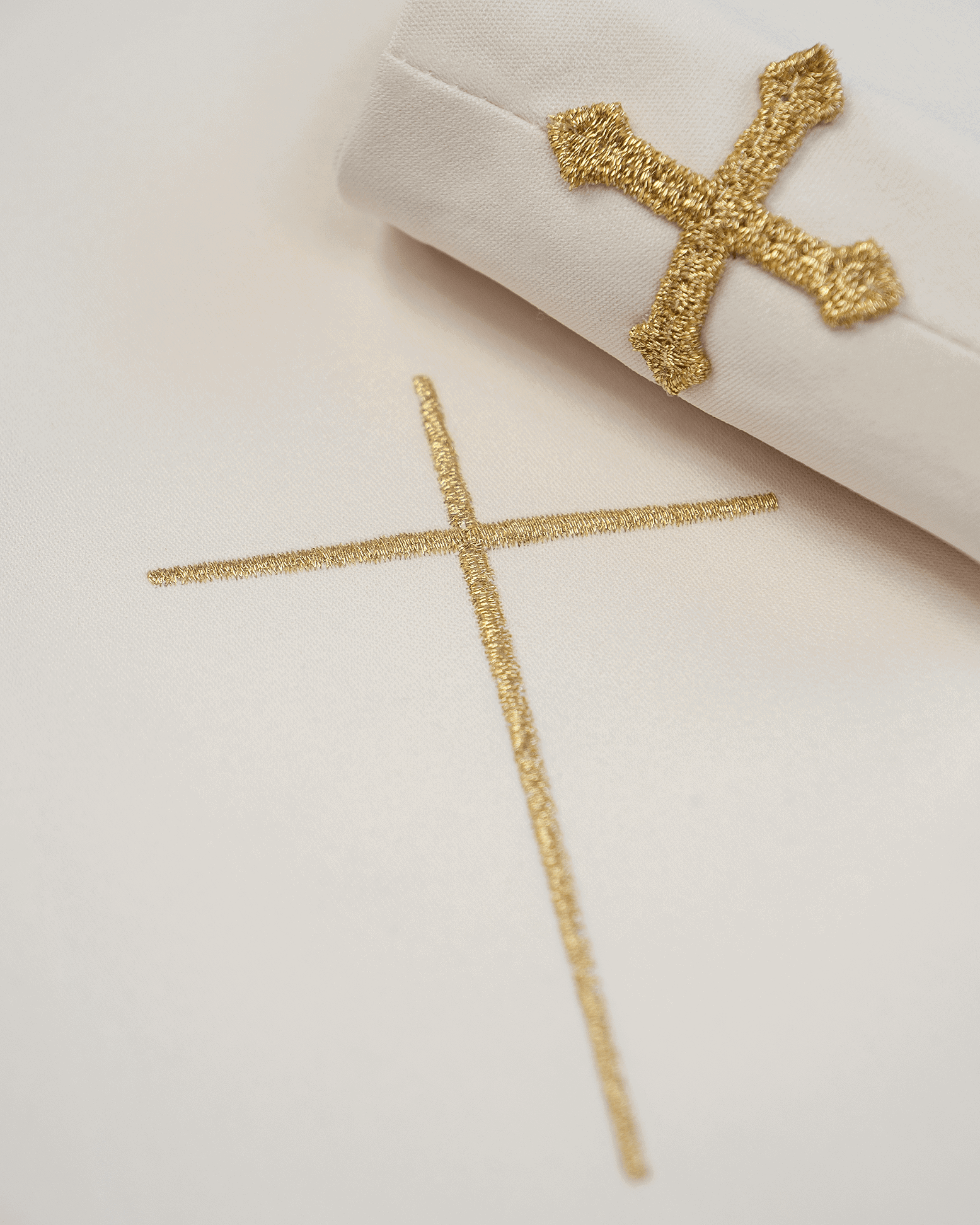 Ornat liturgiczny ecru z złotymi haftami i lamówką